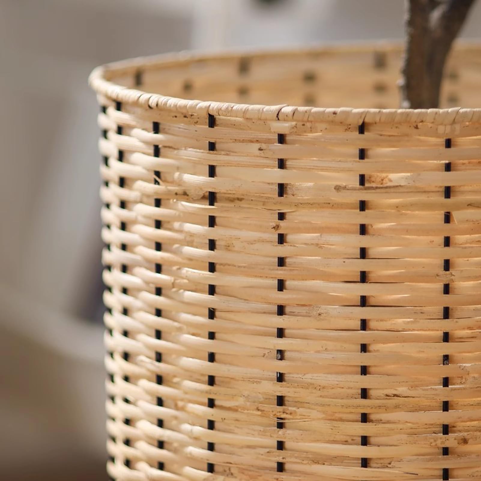 Portavasi in bambù intrecciato, portavasi rotondo in rattan, portavasi rustico in vimini per interni, ideale per decorare il balcone di casa.