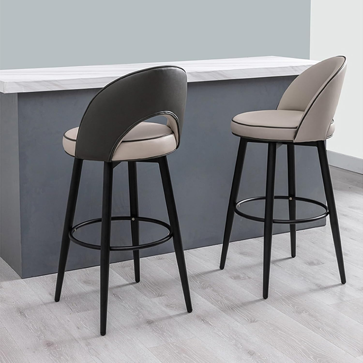 モダンなレザー製バーハイト回転バースツール、スチール脚と