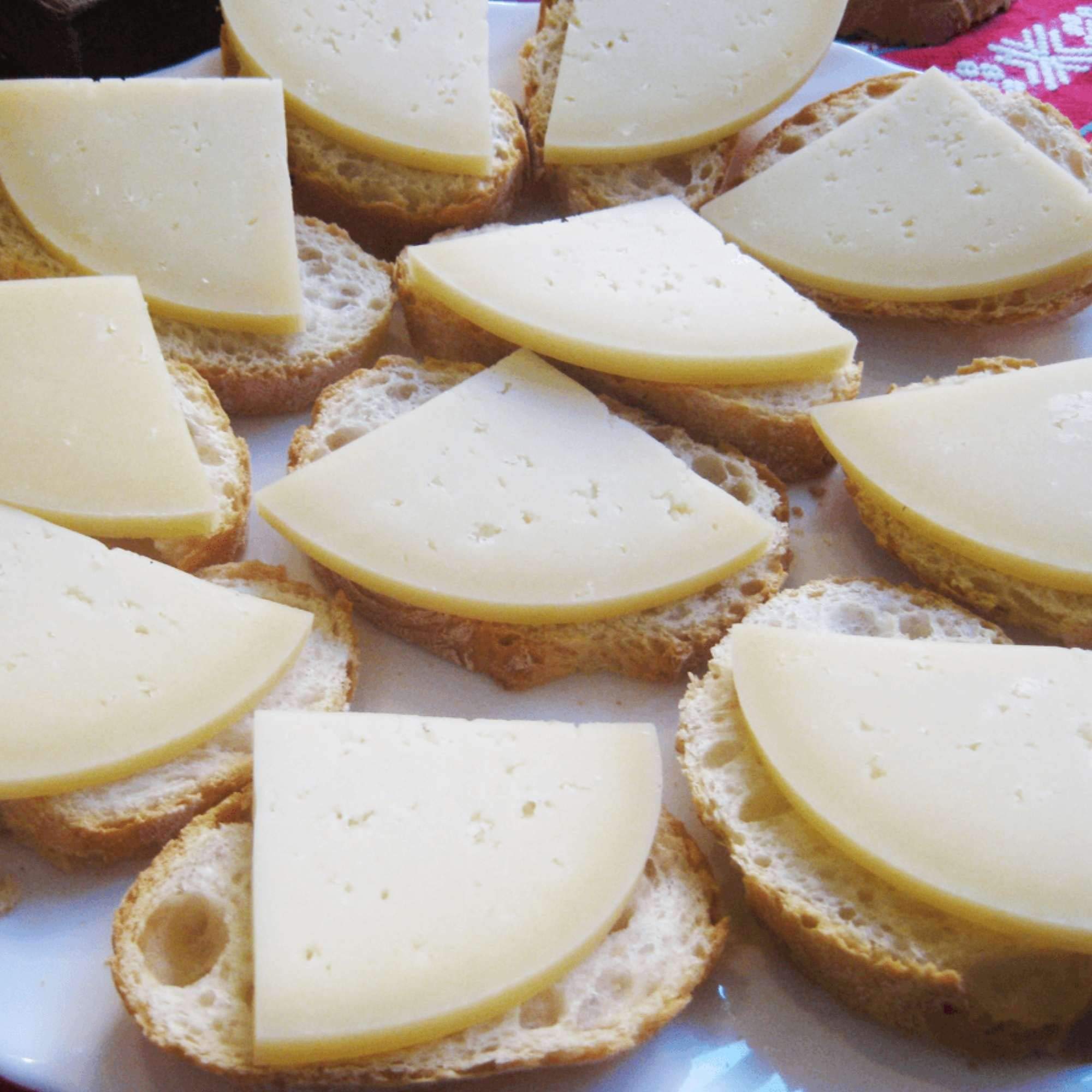 Queso Idiazabal Blanco - Elaborado con Leche Cruda de Oveja Latxa - Peso Aproximado 1000 gramos - Ideal para comer solo o acompañado - Queso de Oveja Idiazabal