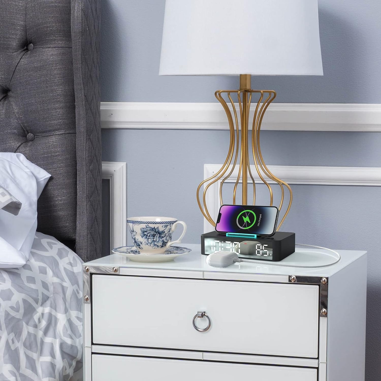 VAUNO EN001 Alarm Clock package contents including the clock, USB cable, and user manual.