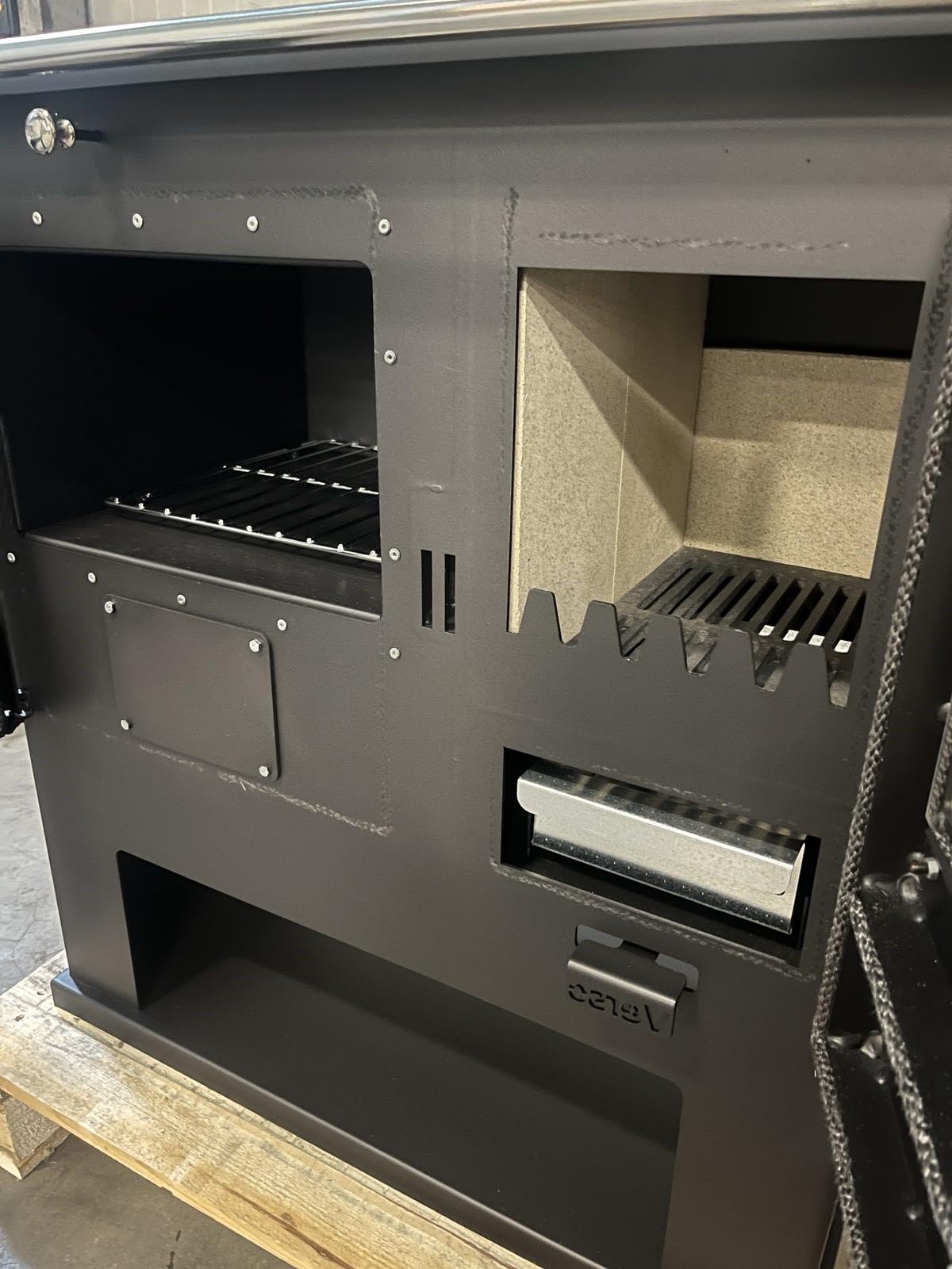Verso Cs Links Holzverbrennungs-Kochherd - 7.7 kW Leistungsstarker Küchenofen mit traditionellem Flair und moderner Effizienz Schwarz