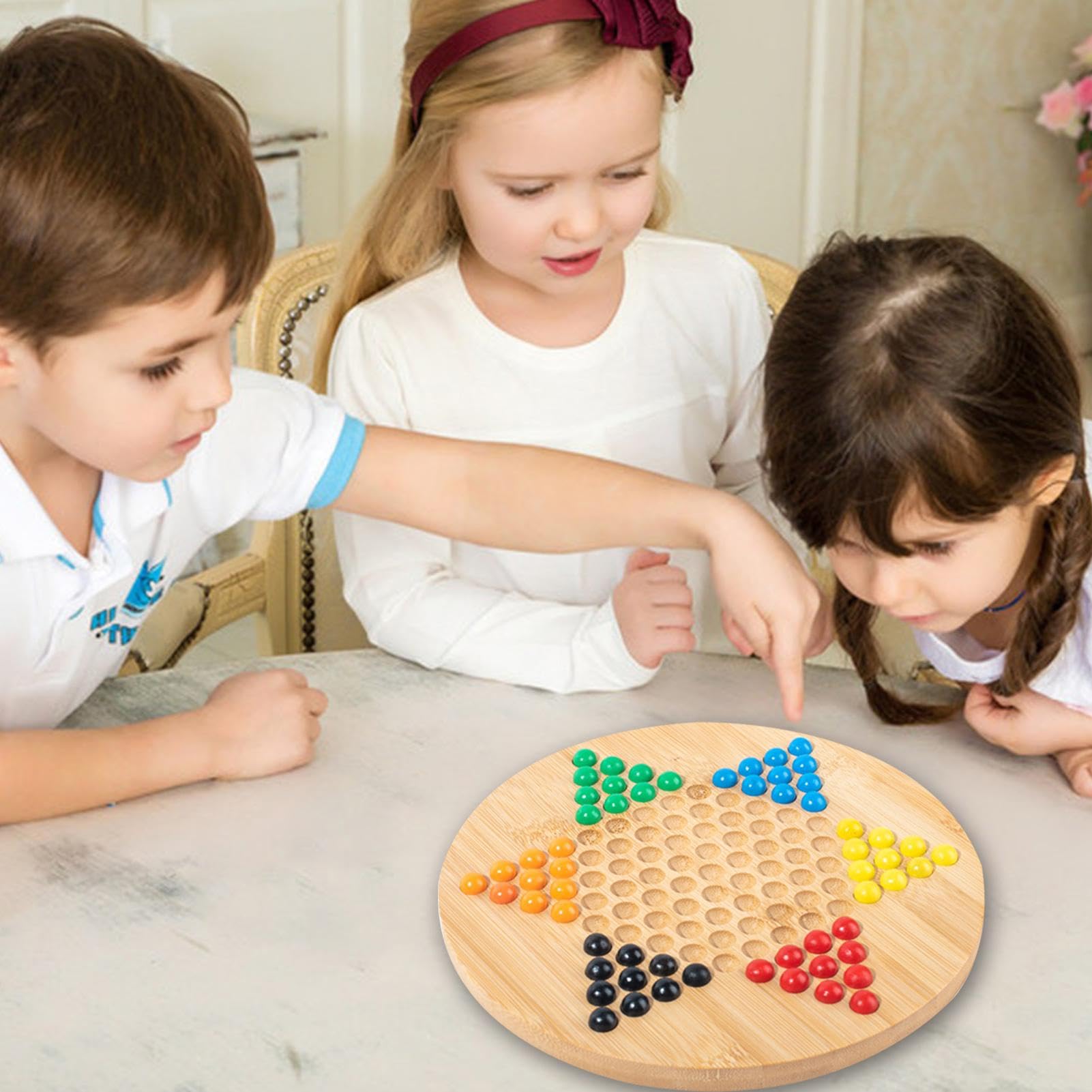 Il Cinese Gioco Da Tavolo Di Weiqi O Va Pietre in Bianco E Nero E Piccolo Bordo Fatto a Mano