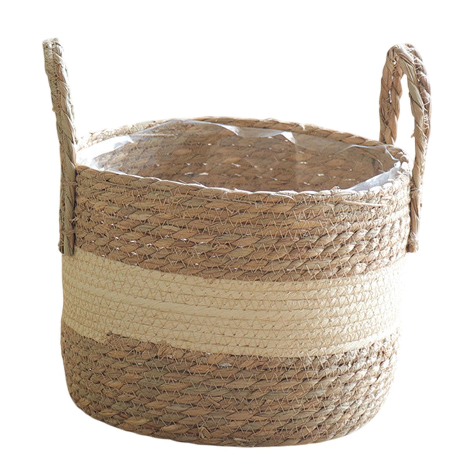 Matériel de loisirs créatifs dans un panier de jardinière tressé