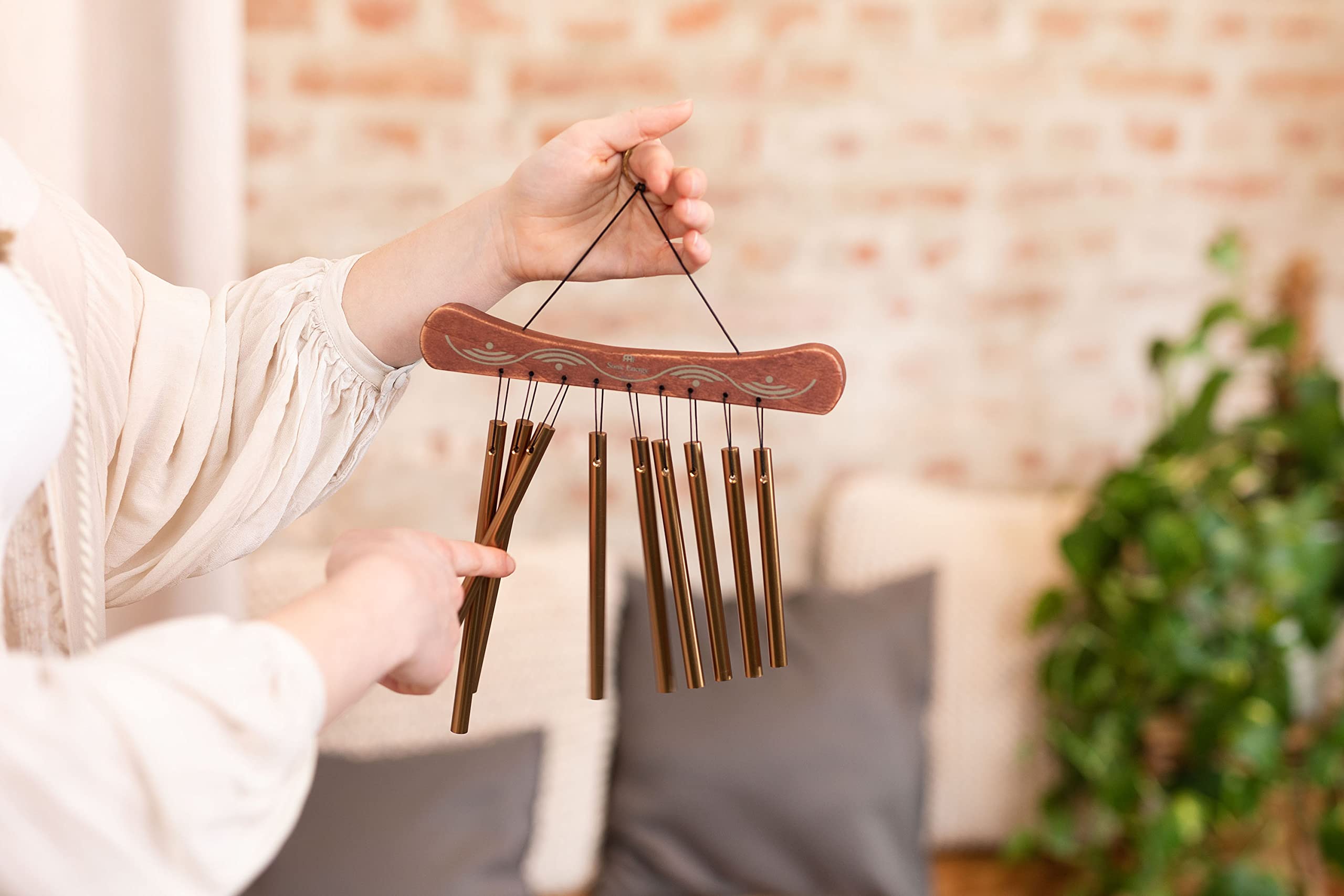 Sonic Energy Hand Chime – Metallisches Klangspiel mit 9 Stäben an Holz-Aufhängung – Soundeffekt Instrument für Therapie und Percussion (HC9B)