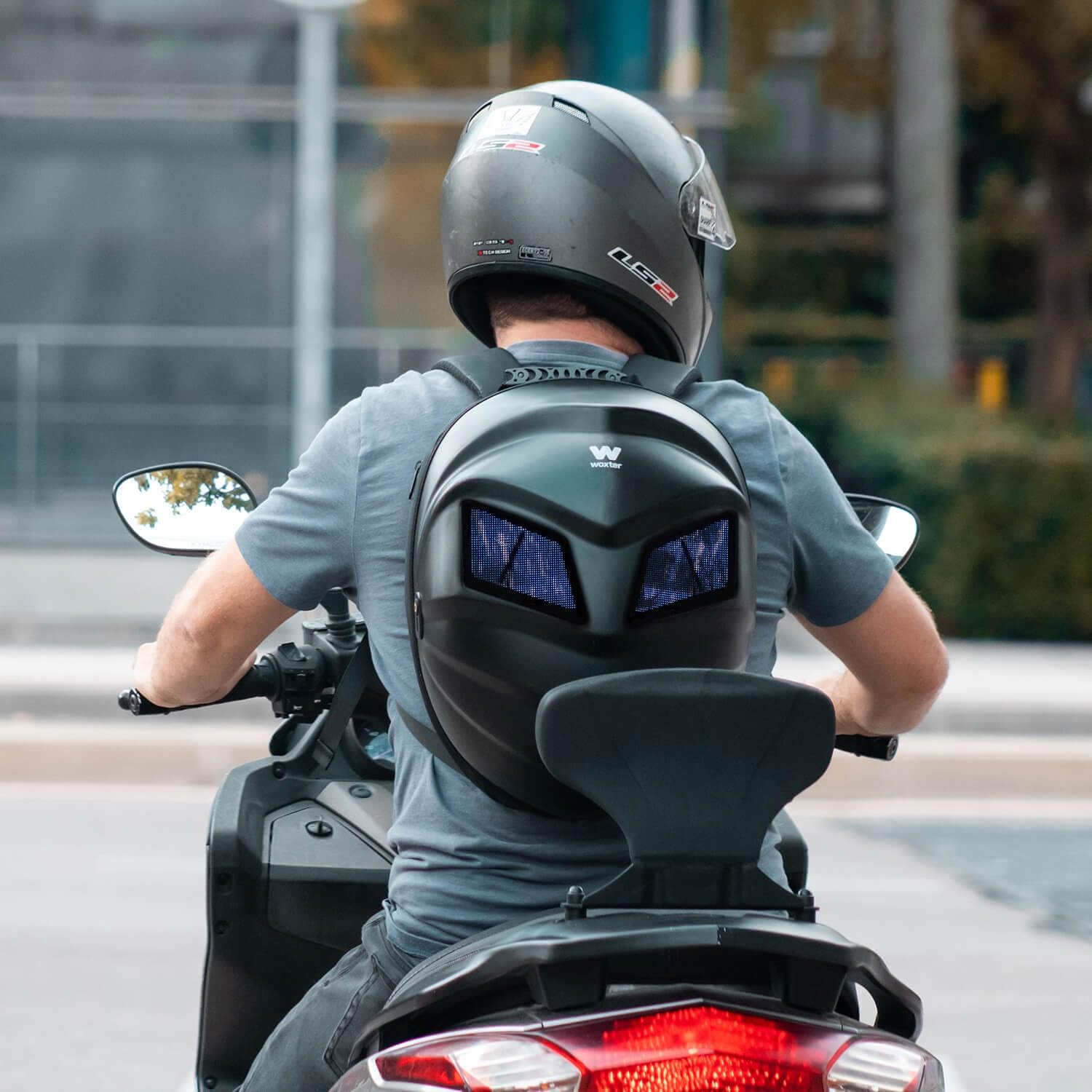 Woxter Mochila Led BLACK KNIGHT - Con Leds Programables, Compatibles con APP, Impermeable, Ciclismo, Moto y Patinetes Eléctricos, Bluetooth, para Cascos. 30 litros de capacidad