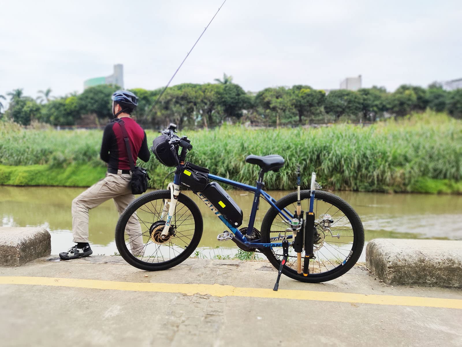 Support de canne à pêche pour vélo, porte-canne à pêche pour vélo, montage facile de deux cannes à votre vélo, pour la pêche à vélo (noir)