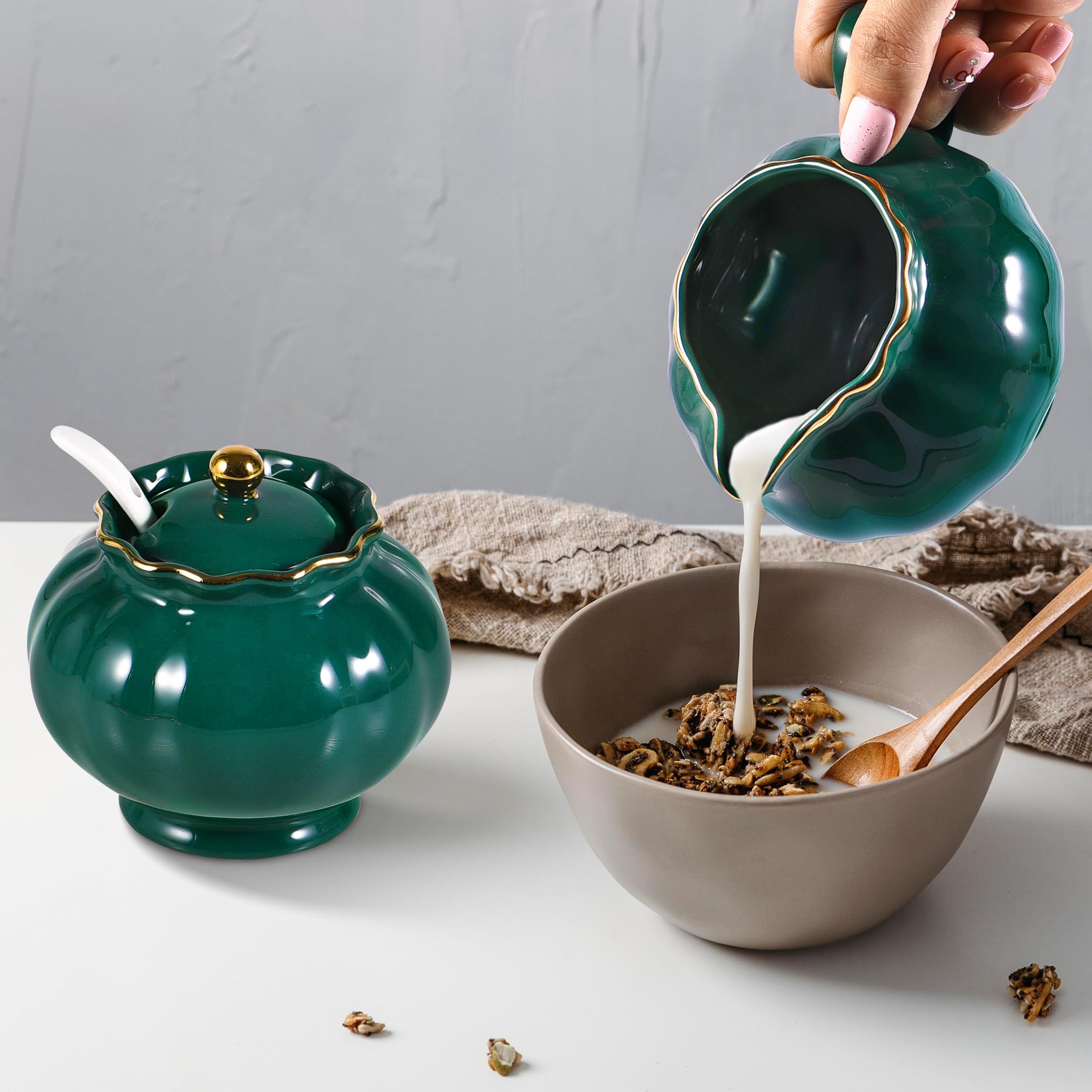 Sahnekännchen und Zuckerdose Set, Kleiner Sahnebehälter aus Keramik mit Griff & Zuckertopf mit Deckel und Löffel, lebensmittelecht und bleifrei, Grün