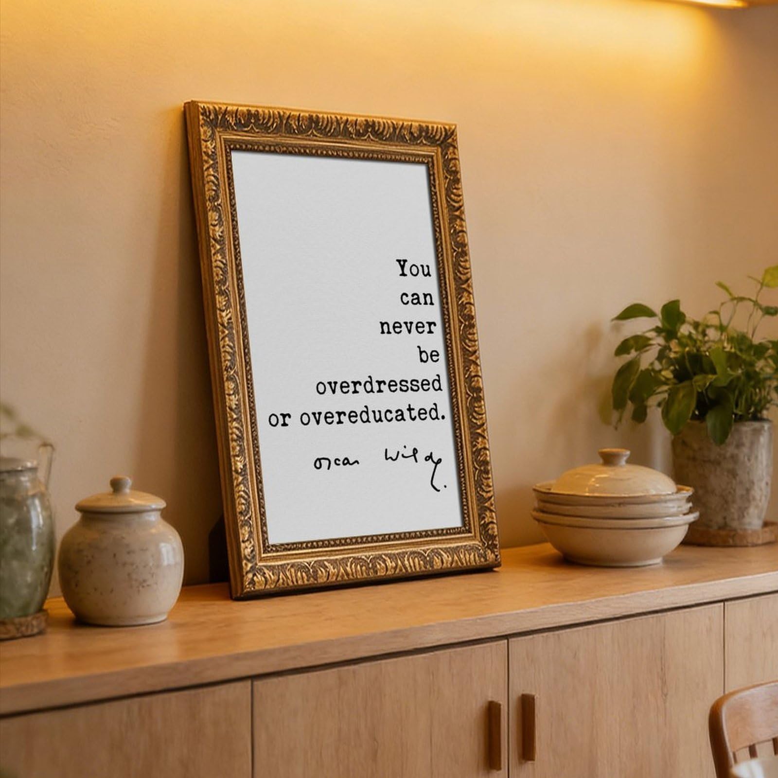 Mnyuein "You Can Never Be Overdressed Or Overeducated" Poster Zitate | 50,8 cm L x 76,2 cm B, Retro-Goldrahmen, mehrere Größen, mehrere Rahmenstile, Wandkunstdruck, für Wohnzimmerdekoration