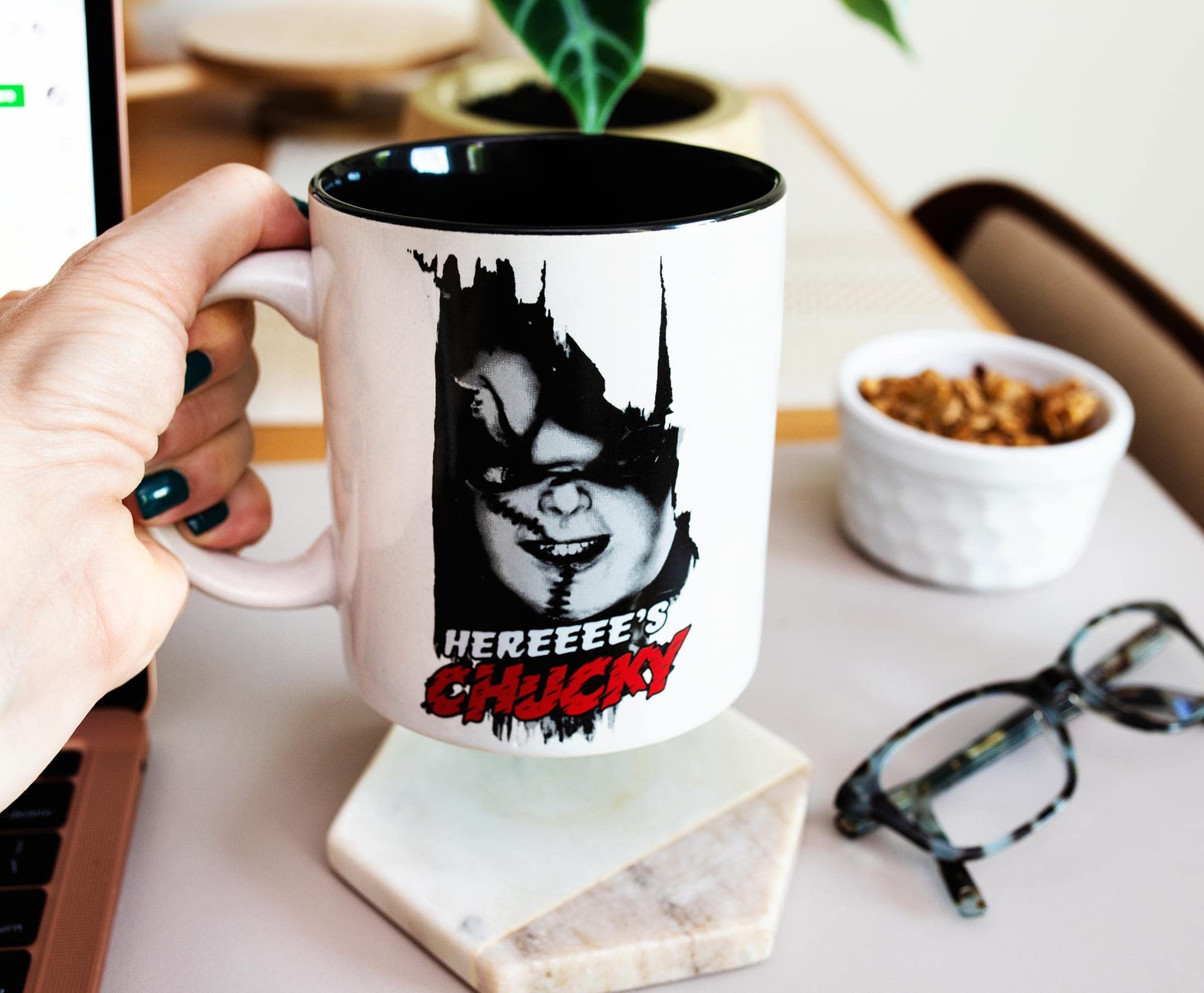 Tazza da caffè per espresso "Here's Chucky" in ceramica con scritta in inglese "Here's Chucky", contiene 567 ml