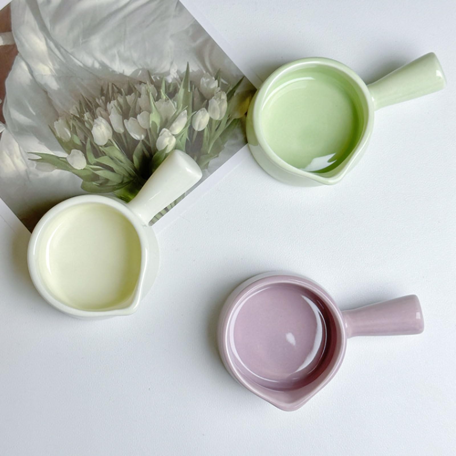 Ensemble mini en céramique comprenant un pichet à lait, une saucière, un verre à eau, un pot à crème, un pot à café, un pot à sucre et un pot à sauce. Compatible micro-ondes et lave-vaisselle. Co
