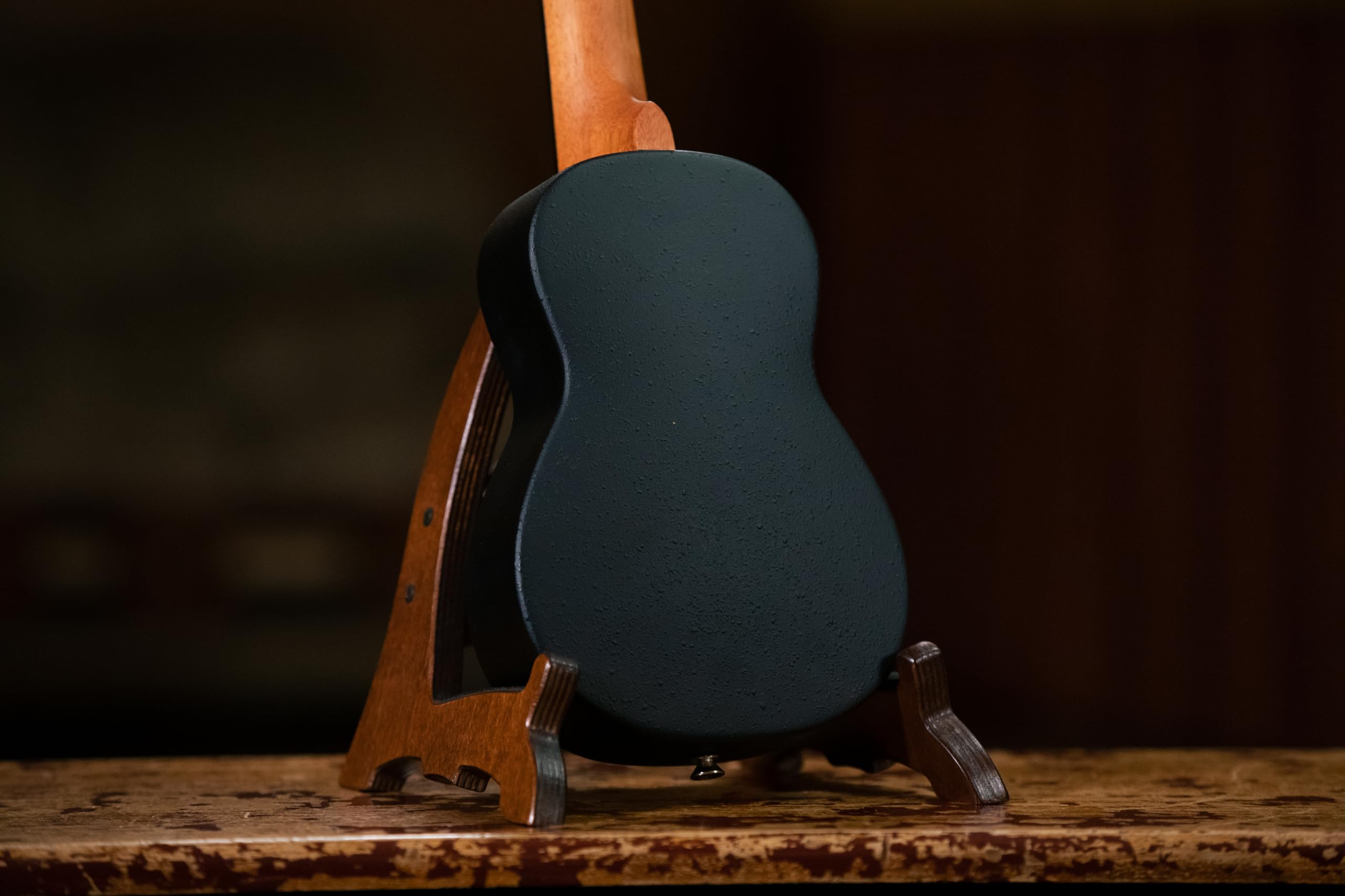 Ortega Guitars Ukelele Soprano - Keiki K2 con diseño de Voodoo Puppet - incluye afinador, 5 puas de grosor medio y funda estilo bolsa con cuerdas con logo Keiki - madera de Kauri, K2-VP