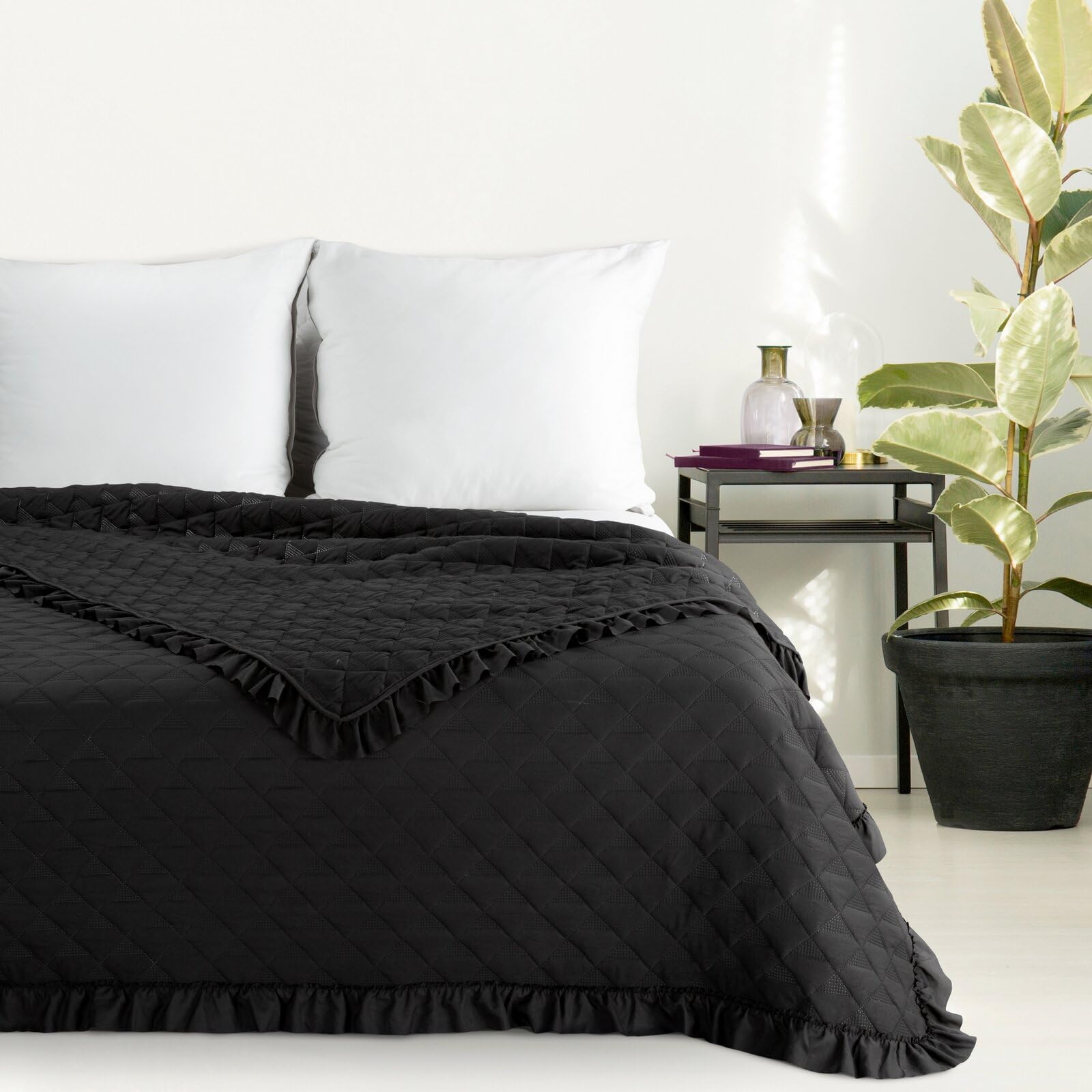 Eurofirany Couette matelassée à losanges - Élégante - Piquage en diamants - Volant - Style maison de campagne - Couvre-lit Vanesa (noir, 200 x 220 cm)
