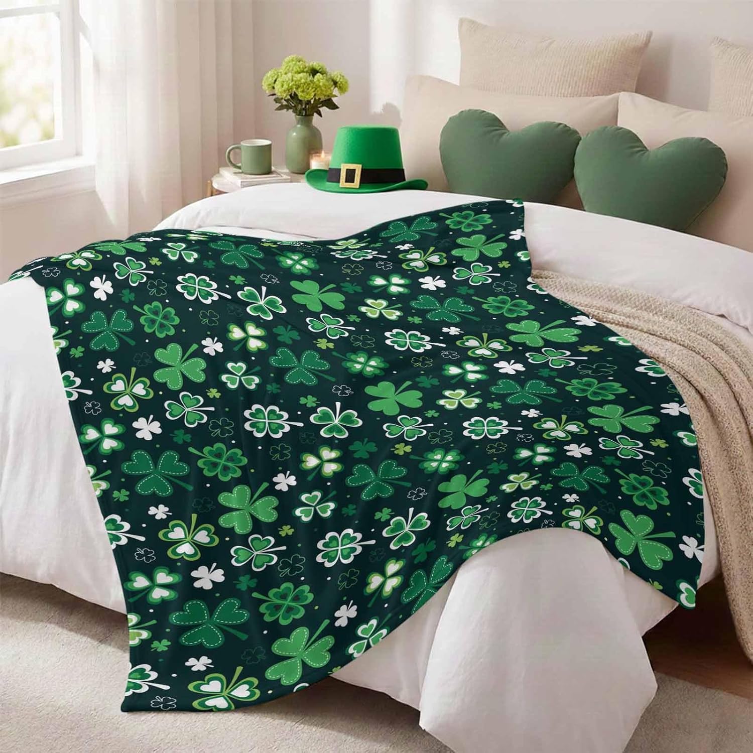 Chucoco Happy St. Patrick's Day Throw Blankets Lucky Shamrocks Leaves Fuzzy Soft Flannel Fleece Bed Cover Bedspread Lightweight Cozy Luxury Blanket for for Couch Bed Sofa Chair 40x60In