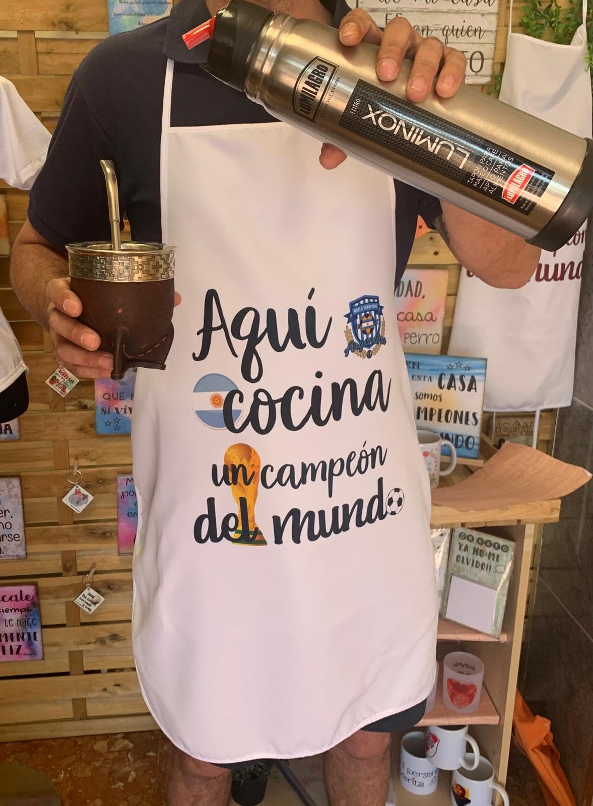 Delantal de cocina “Aquí cocina un campeón del mundo”. Argentina. Para el hogar o regalar. Original. Personalizados. Diseños propios.