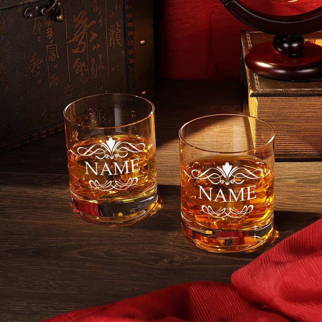 Skull Decanter Bars Set de 850 ml avec gravure – Motif ornement – soufflé à la bouche – Verres personnalisés 320 ml – Scotch, bourbon, rhum – Hommes, papas, frère – Cadeau d'anniversaire, Noël