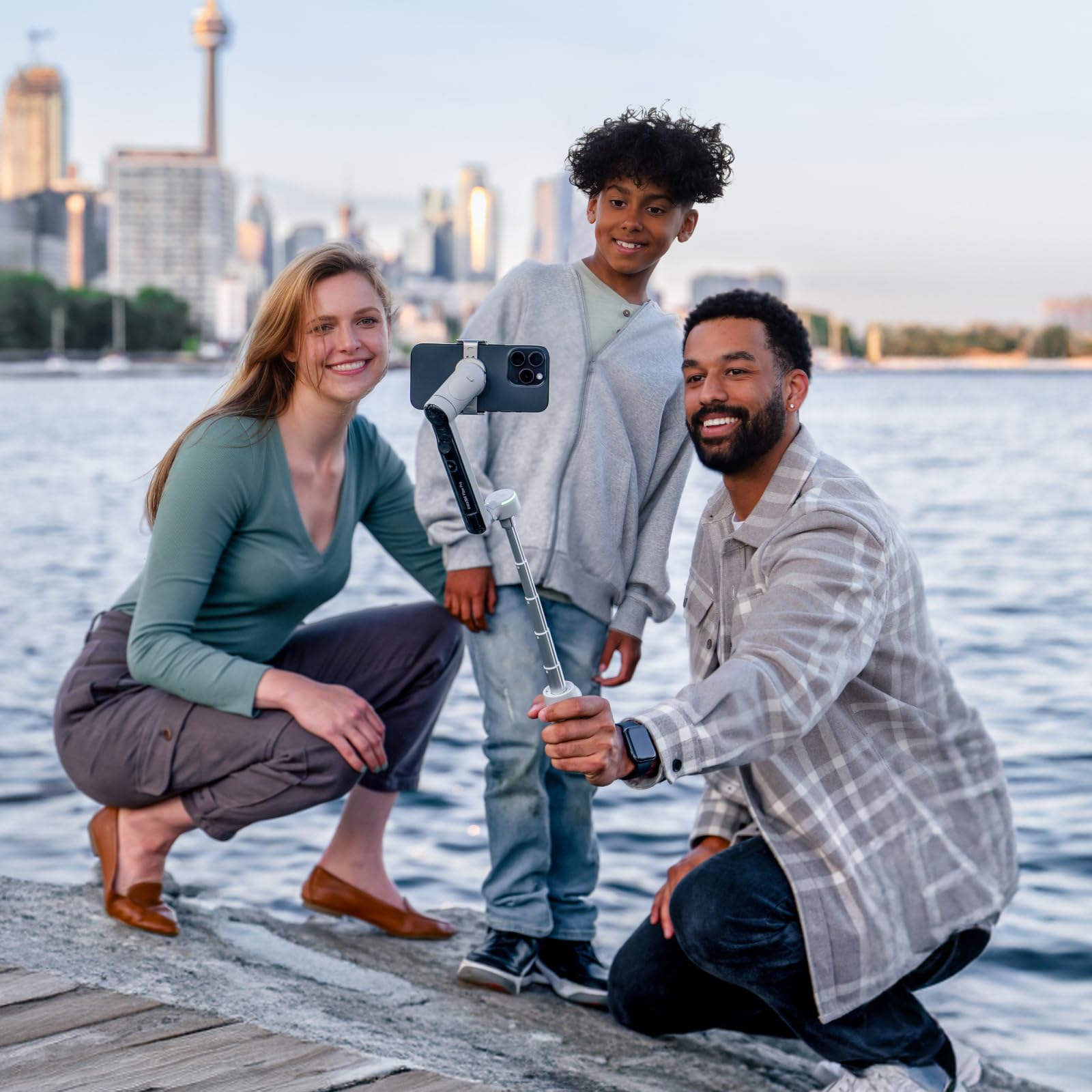 Insta360 Flow Pro Pack standard - Stabilisateur pour smartphone alimenté par l'IA, compatible Apple DockKit, suivi panoramique infini à 360º, stabilisation 3 axes, trépied intégré, portable et pliable