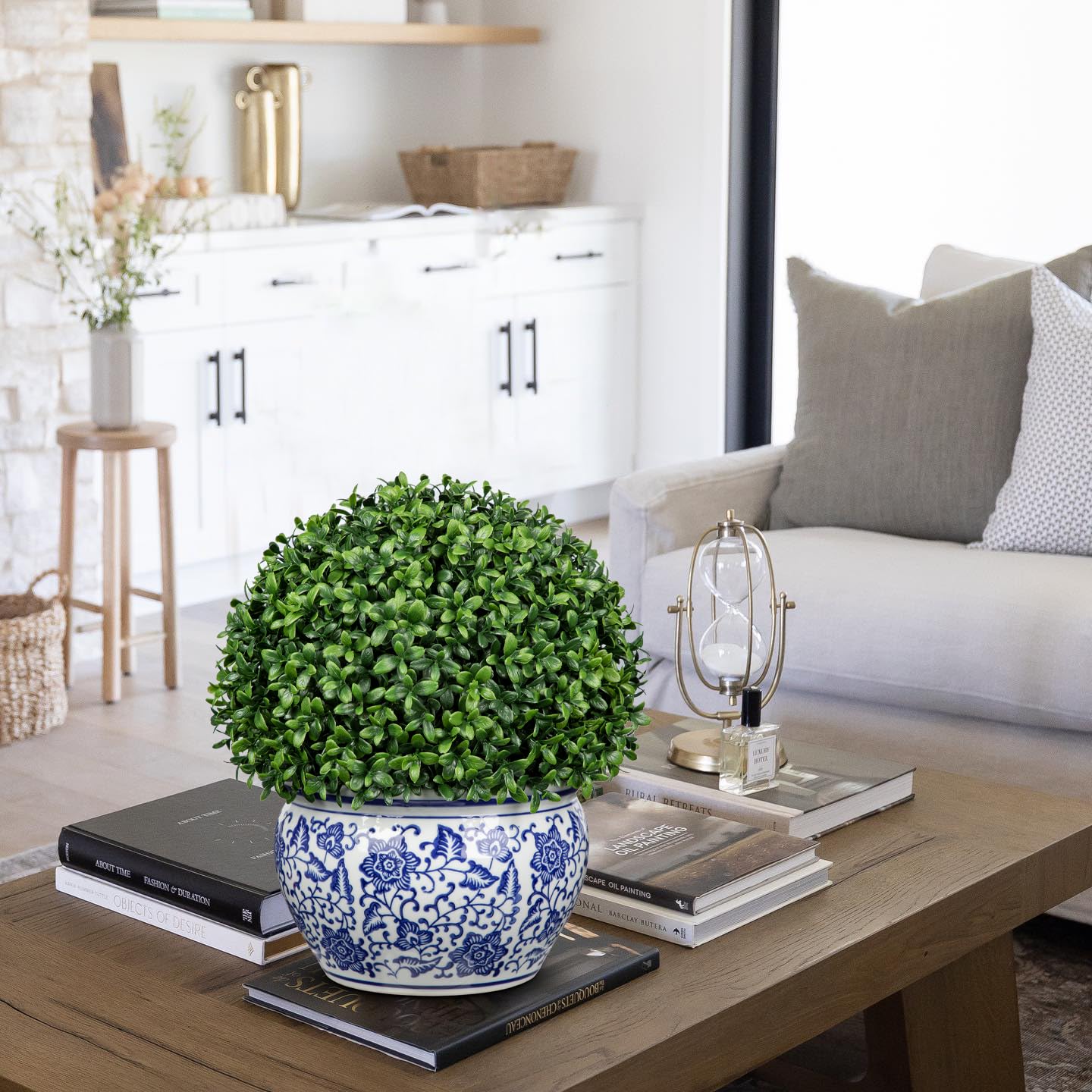 Oairse Plantes artificielles en forme de boule de buis en céramique bleue et blanche - 32 cm de haut