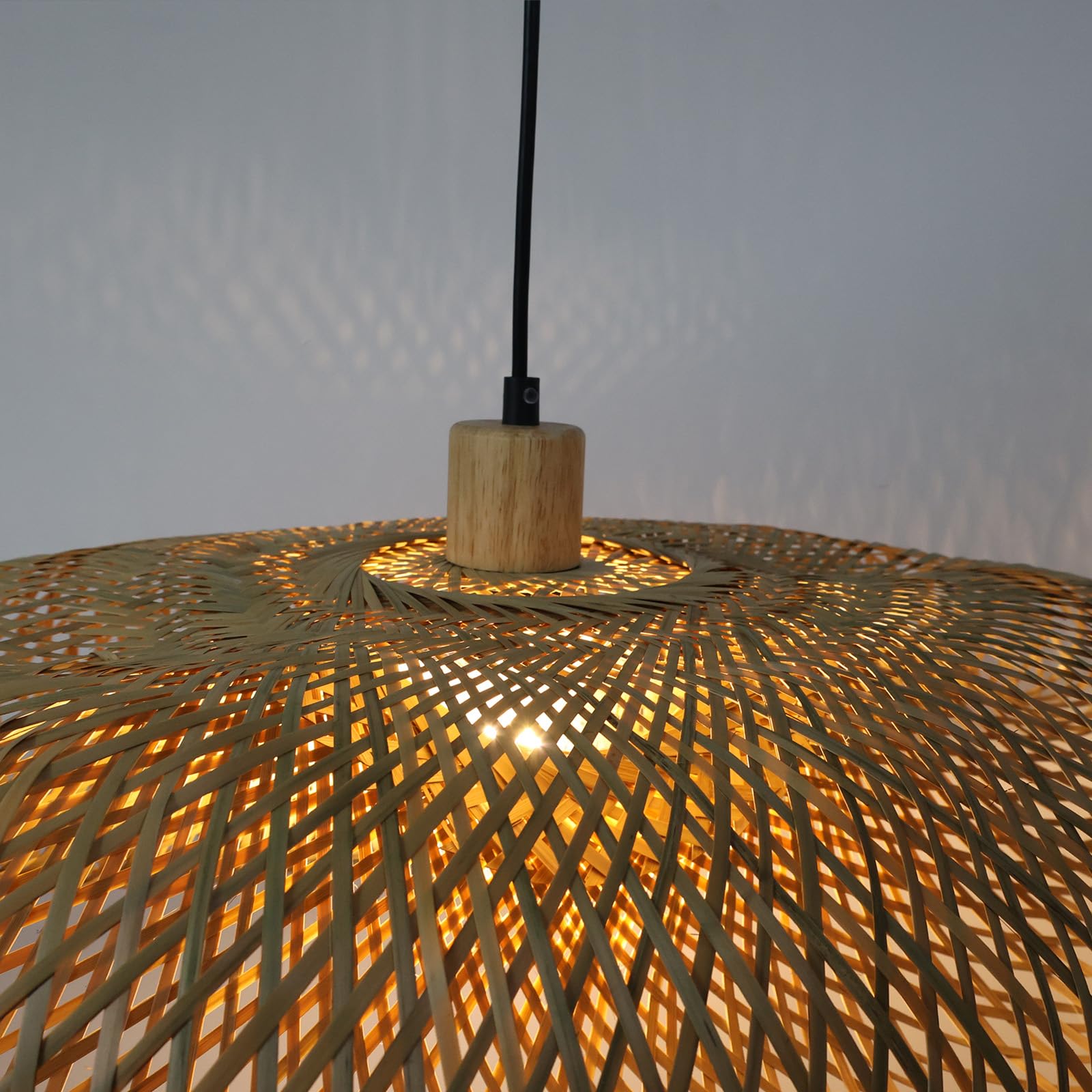Alpinaluz Lámpara Colgante de Mimbre Natural ø600 mm - Diseño Artesanal con Pantalla Tejida a Mano, Portalámpara E27 de Madera y Cable Negro, para Salón, Comedor y Dormitorio