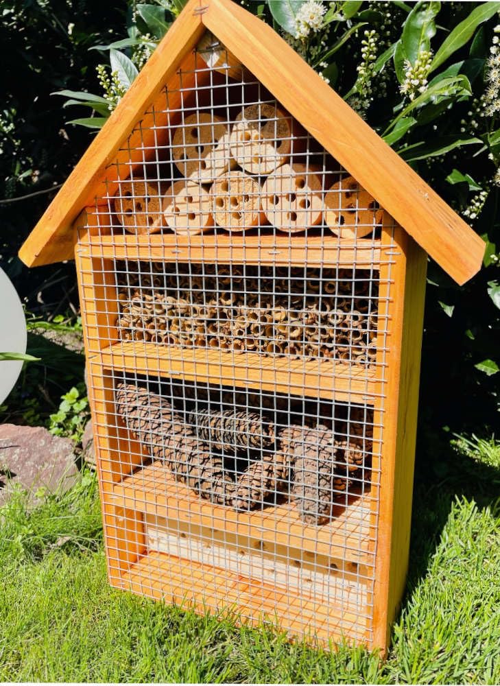 massives handgefertigtes L Insektenhotel aus Holz I 52 x 28 x 12 cm (HxBxT) mit Ständer Höhe 72 cm I Wildbienen Nisthilfe I Bienenhotel I Insektenhaus I wetterfest I lasiert in Braun