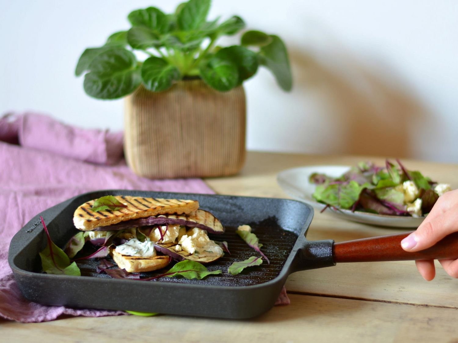Skeppshult Pfanne Holzgriff Bratpfanne/Servierpfanne/Grillpfanne/Wok Gusseisen + Prymo Mikrofasertuch Farbe Servierpfanne, Größe 25 cm