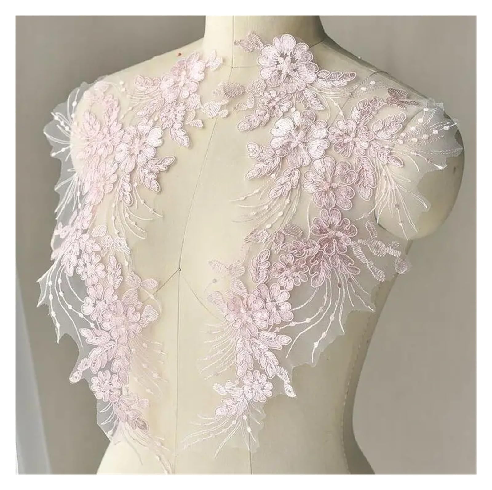 Dentelle 3D brodée pour masquer un défaut ou embellir une robe ancienne
