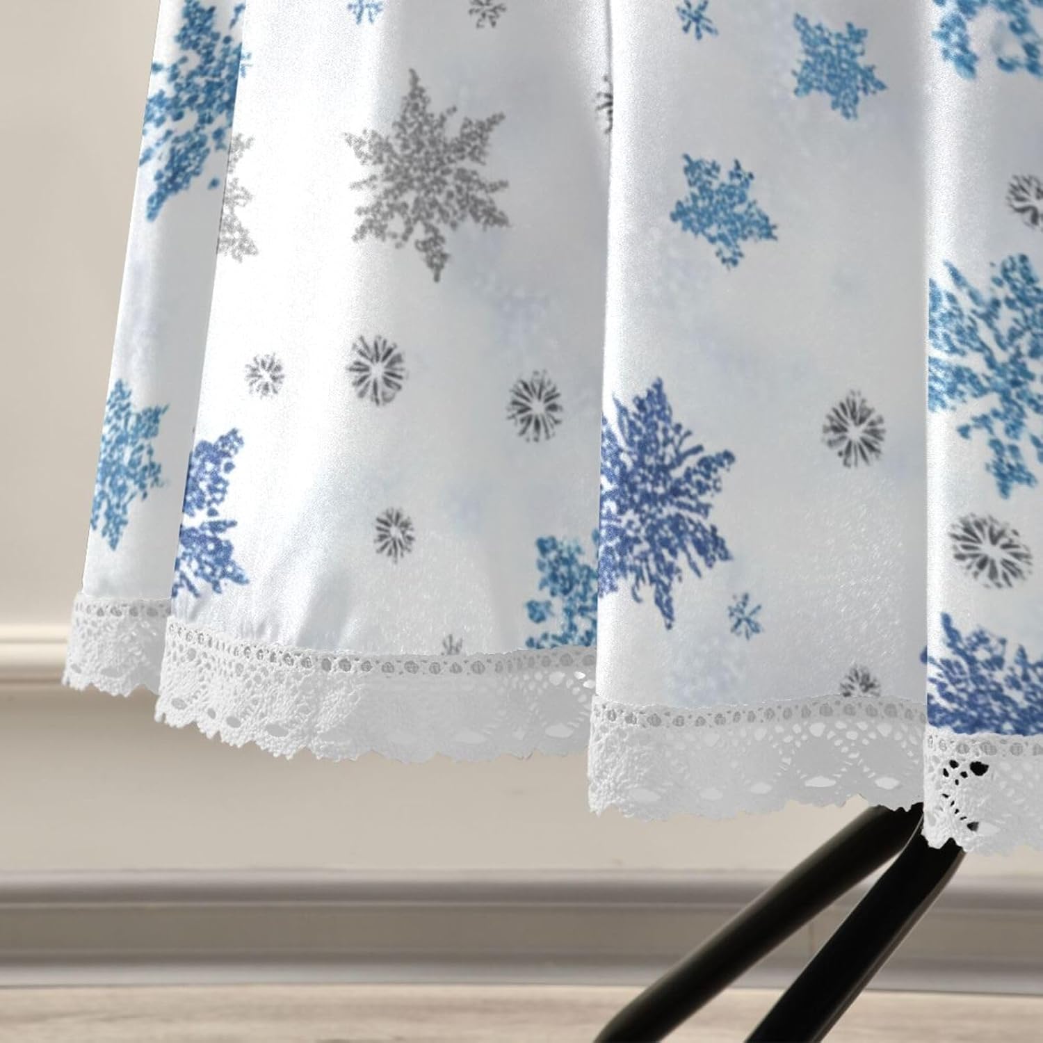 Kcldeci Christmas Snowflake Round Tablecloth 60 Inch New Year Winter Table Cloth Xmas Holiday Table Cover for Kitchen Dining Table, Buffet Party and Camping
