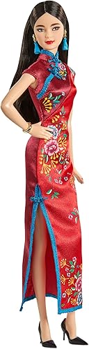 Miniatura 3 de Barbie Muñeca de Año Nuevo Lunar (morena de 12 pulgadas) con vestido Cheongsam de satén rojo con accesorios, regalo coleccionable para niños y