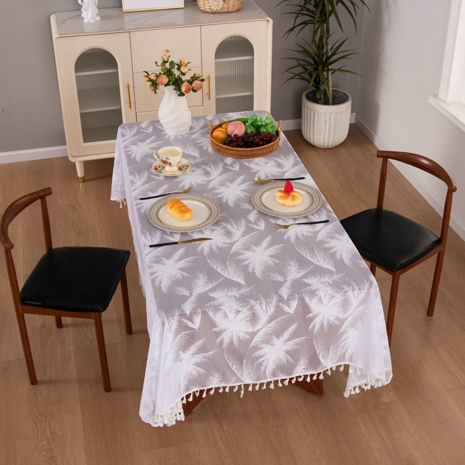 Nappe avec pompons pour grande table rectangulaire de salle à manger