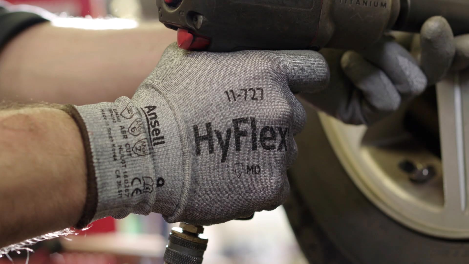 Ansell HyFlex 11-727 Gant de Travail Résistant à la Coupure, Gant de Protection Mécanique avec Préhension Renforcée, EPI Professionnel, Lavable, Gris, Taille 2XL (12 Paires)