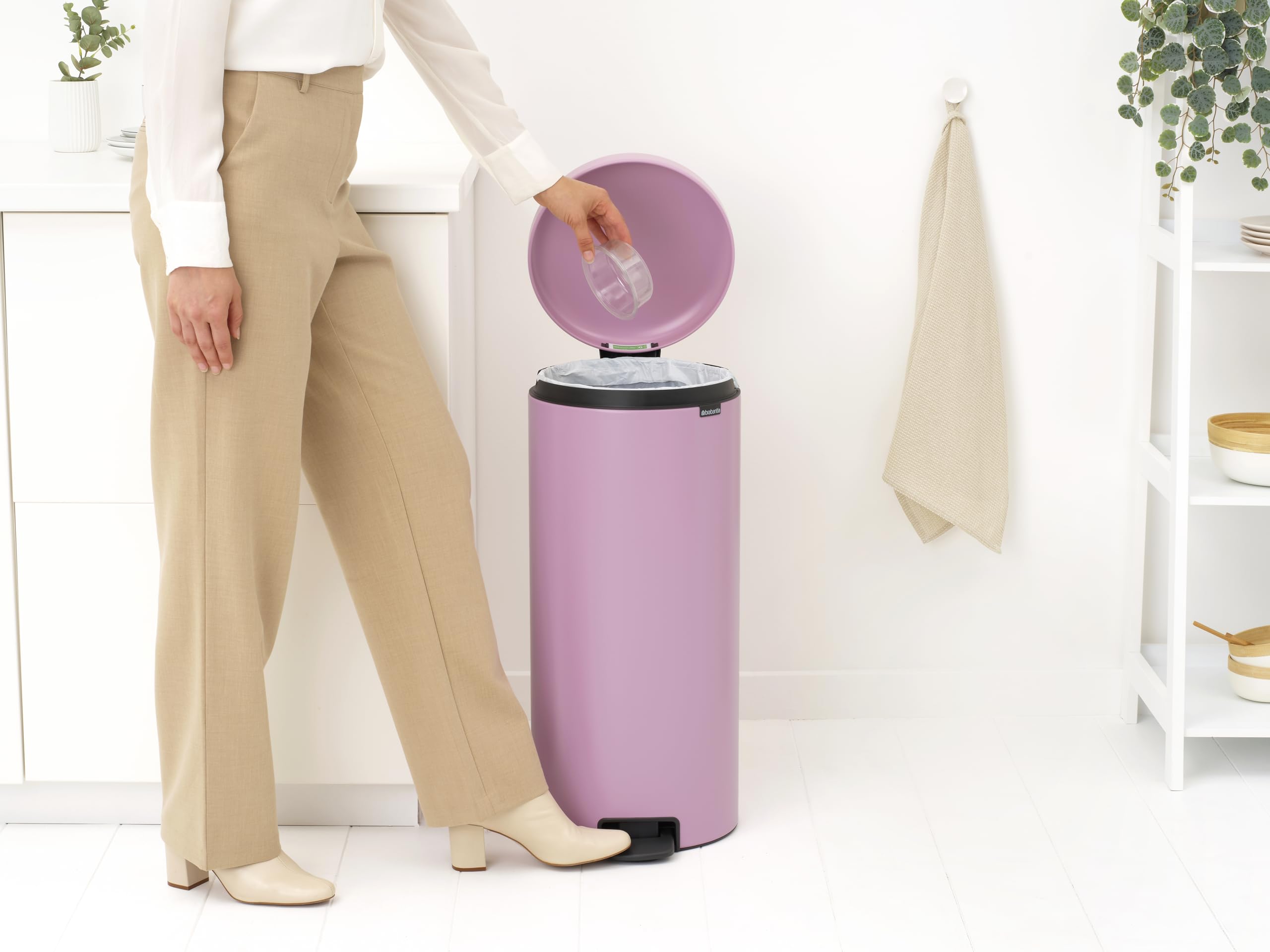 Brabantia NewIcon 30L cubo de basura cocina (Lilac Pink), papelera cocina con cierre suave e interior extraíble, cubo basura pedal grande con base antideslizante y bolsas PerfectFit, 29x38x68 cm