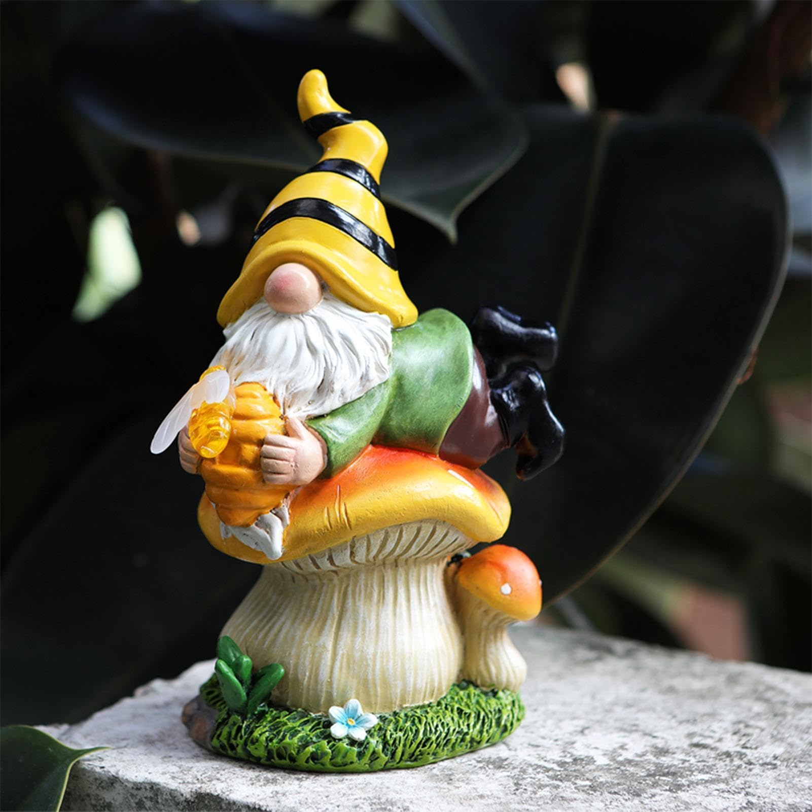 Statuetta decorativa a forma di nano in resina a energia solare | Gnomo a forma di ape sdraiato sul fungo per giardino, prato, patio, portico, balcone, cortile, laghetto, davanzale