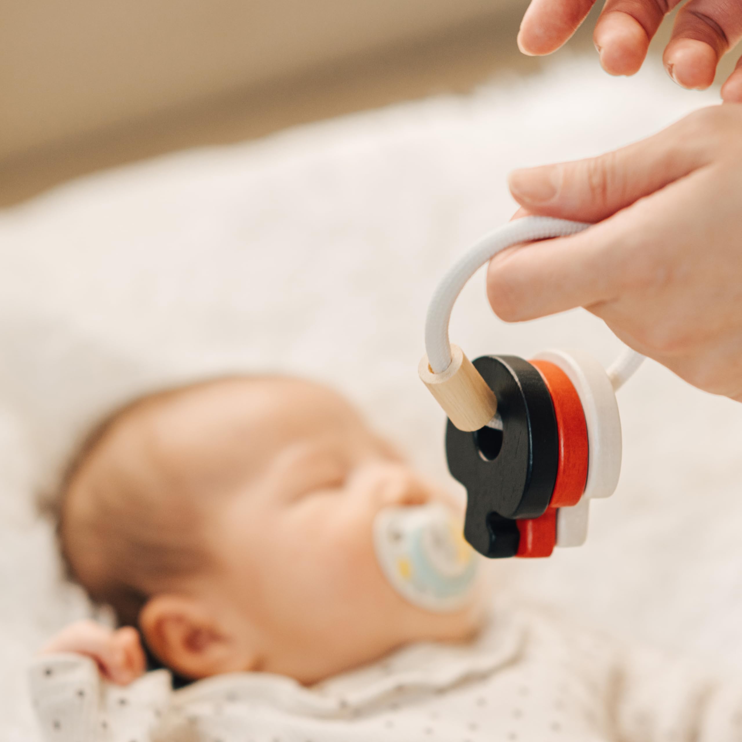 PlanToys Babyschlüssel-Rassel, hoher Kontrast