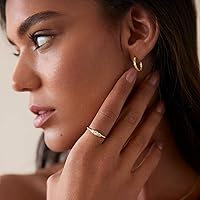 Vista 2 de PAVOI Anillo redondo de 3 piedras con circonita cúbica chapada en oro de 14 quilates, anillo de compromiso para mujeres y ella