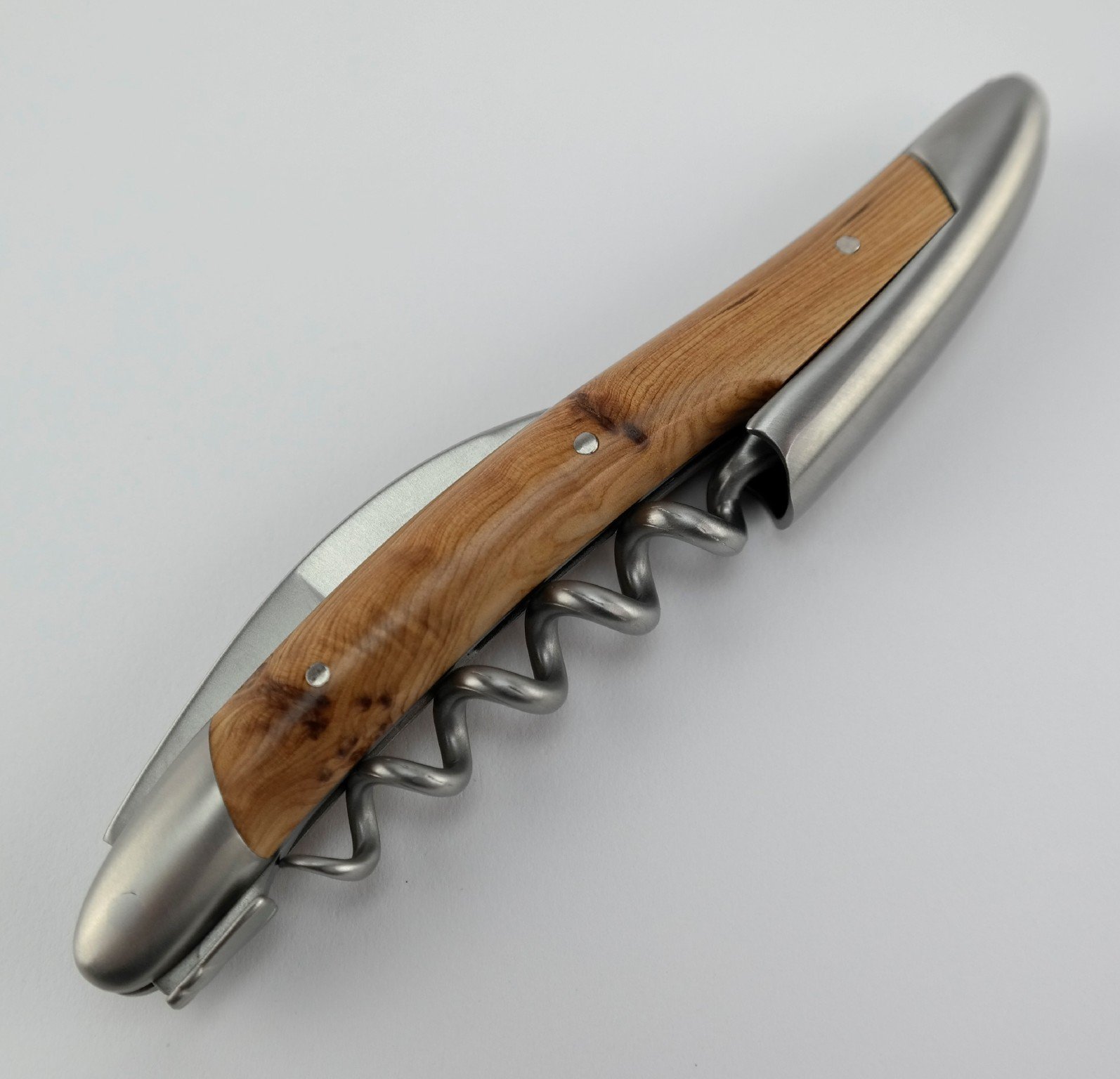 Forge de Laguiole Kellnermesser Sommelierbesteck - Griff Wacholder - Edelstahl matt inox+schwarzes Lederetui+Schneidebrett aus Fassholz (Eiche) 25x15 cm