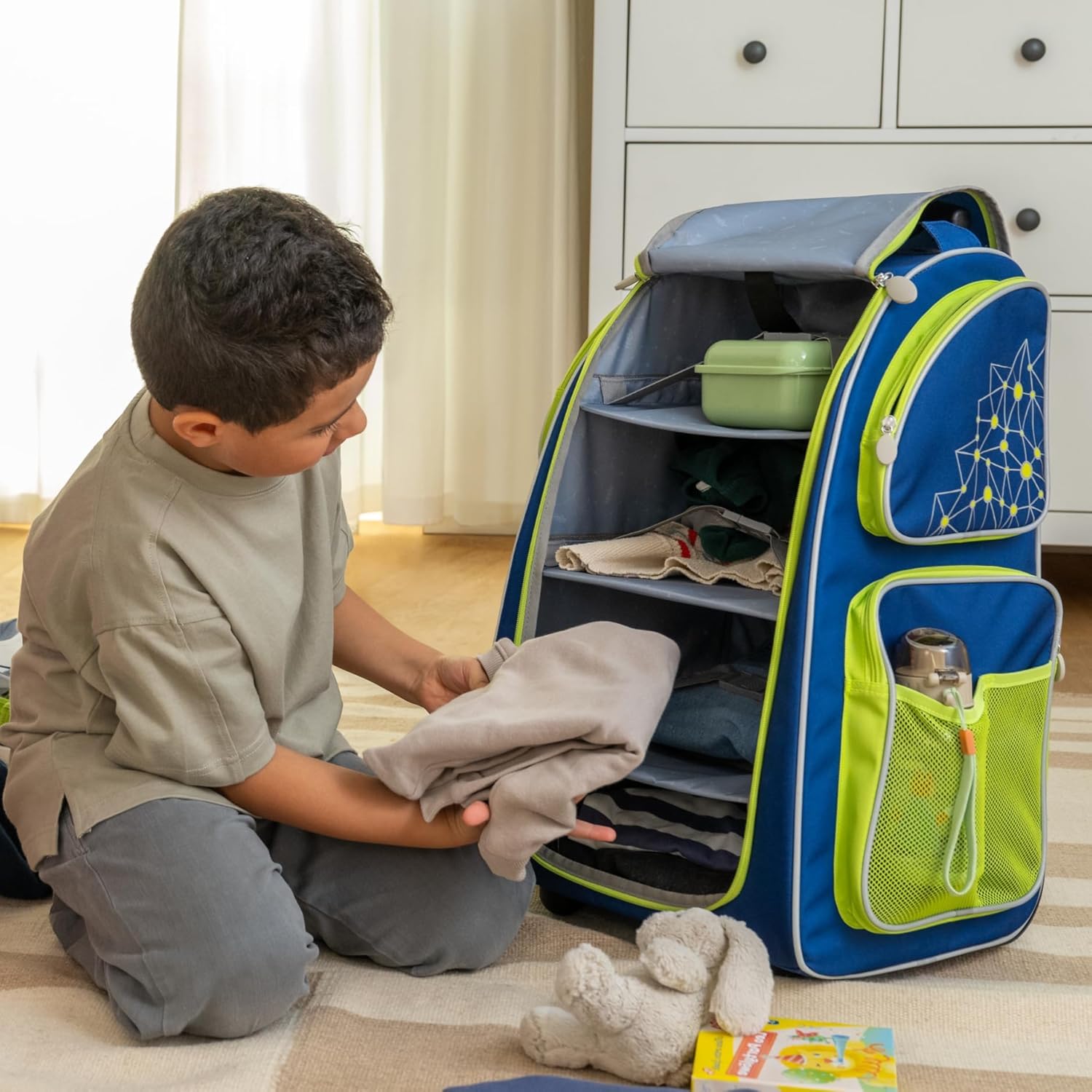 HABA Kinder-Schranktrolley Dunkelblau mit 2 Rollen – Kinderkoffer aus recyceltem Polyester mit Schmutzwäschebeutel, 3 herausnehmbaren Böden und 4 Reißverschluss-Außentaschen – 2012725001