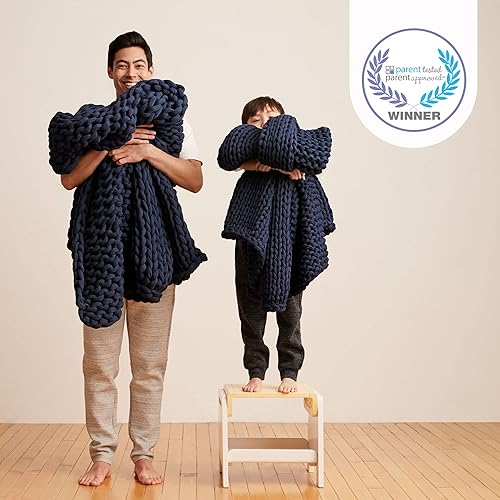 Miniatura 3 de Bearaby Manta con peso tejida a mano para niños, manta de punto grueso, sostenible, transpirable y relajante, lavable a máquina para un fácil
