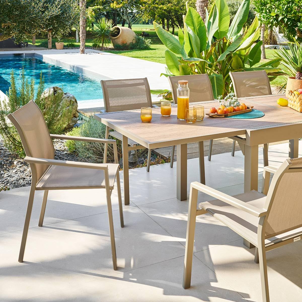 Hespéride - Table de Jardin Extensible Piazza Café - 10 Places - Aluminium Traité Epoxy Antirouille - Plateau Verre Trempé Effet Bois - Meuble d'Extérieur à Rallonge Coulissante