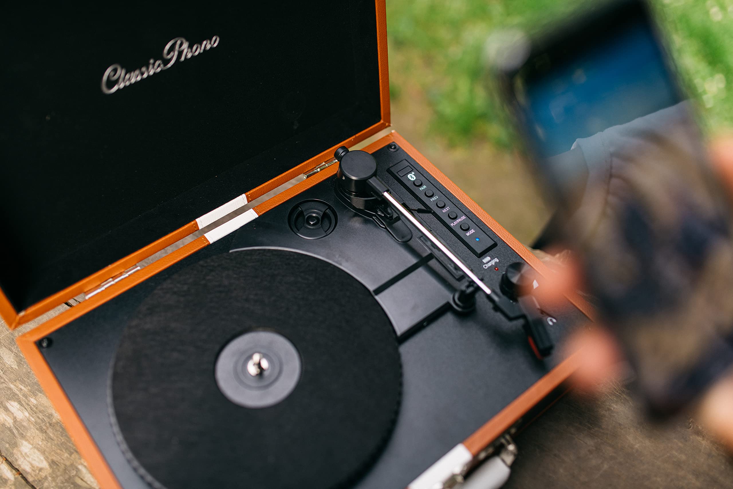 Lenco Tt-120 Platine à Disque avec Batterie Intégrée Bluetooth 33, 45, 78 Rpm - entraînement Par Courroie - 2 Haut-Parleurs - aux-In, Rca-Out 3,5 Mm - Marron/Blanc
