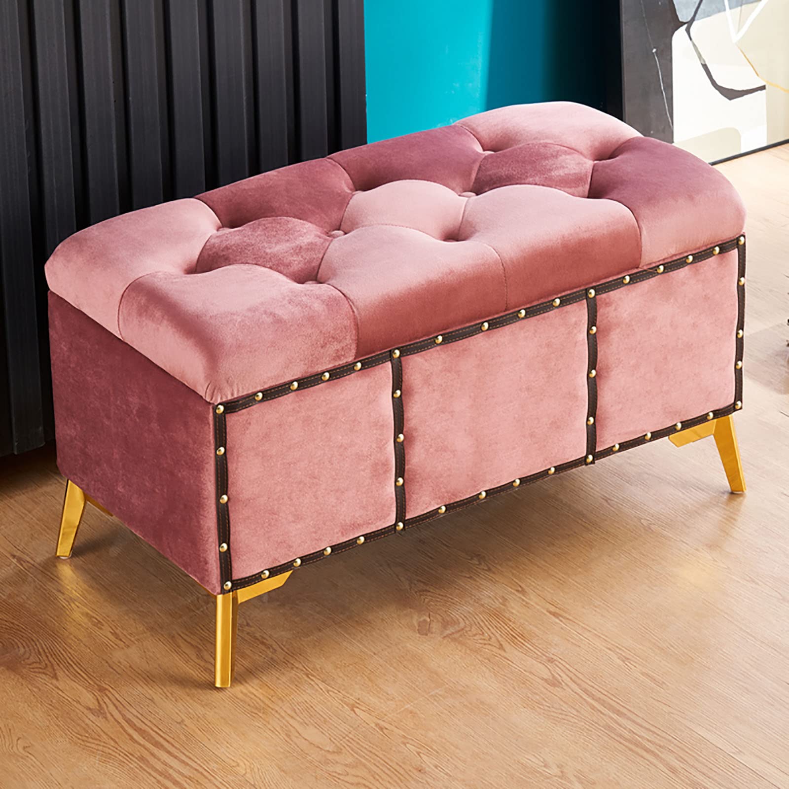 Bout de lit en velours rose pour sublimer l'ambiance de votre chambre
