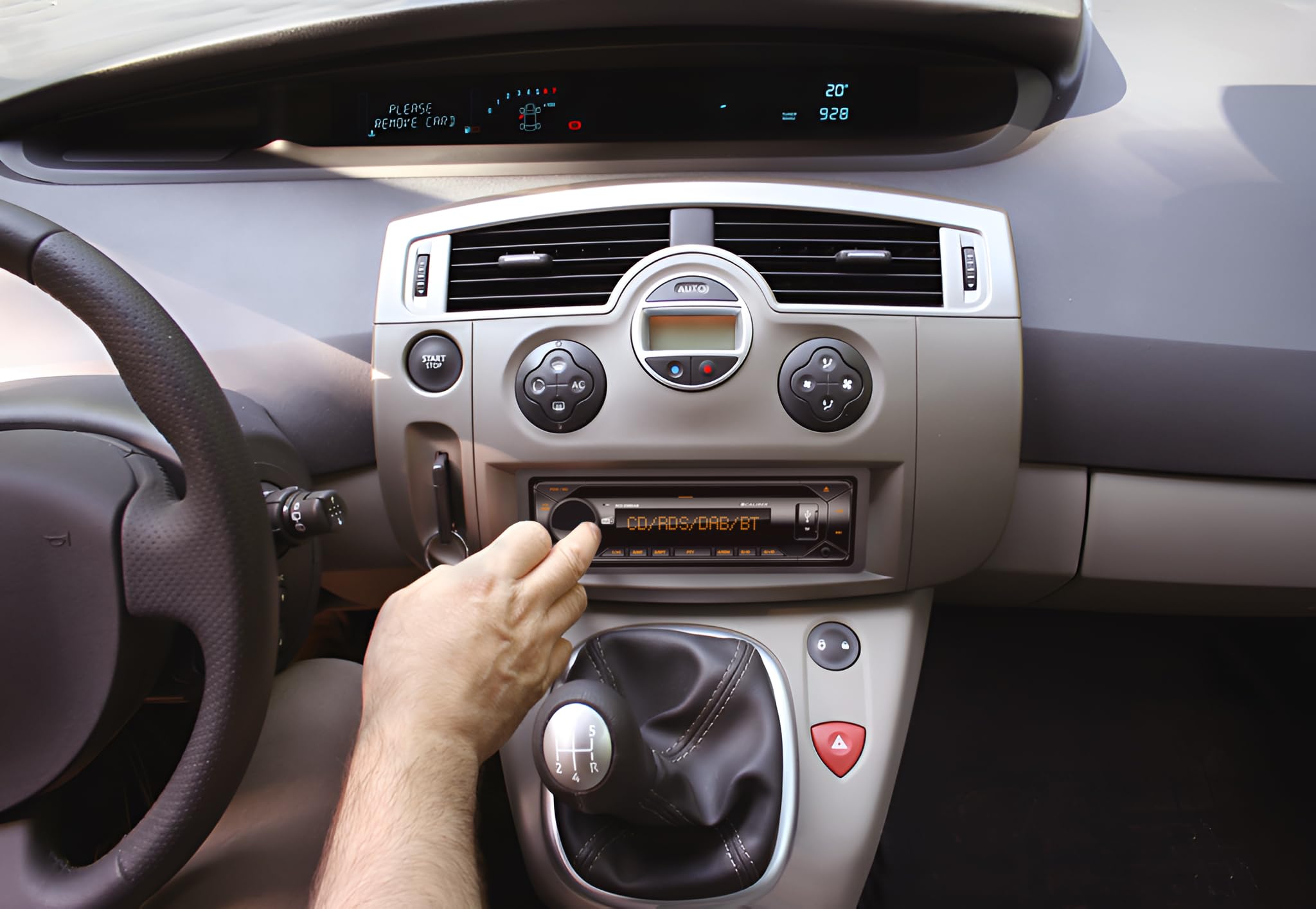 Caliber Autoradio - Auto Radio mit Bluetooth - Aux In - CD - DAB - DAB Plus - FM - SD - USB - Einstellbare Tastenbeleuchtung - Mit Freisprechfunktion - 4X 75 Watt - Schwarz - 1 Din