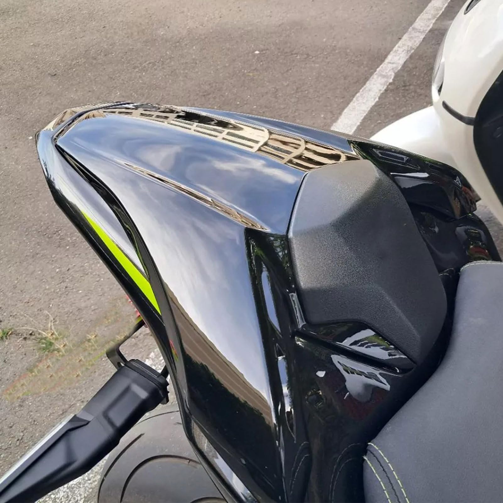 Cubierta de la Cubierta del Asiento Trasero Asiento Trasero del Pasajero Asiento Individual Carenado de la Cubierta Se Adapta a Replacement for Z90017-24 Accesorio (Negro)