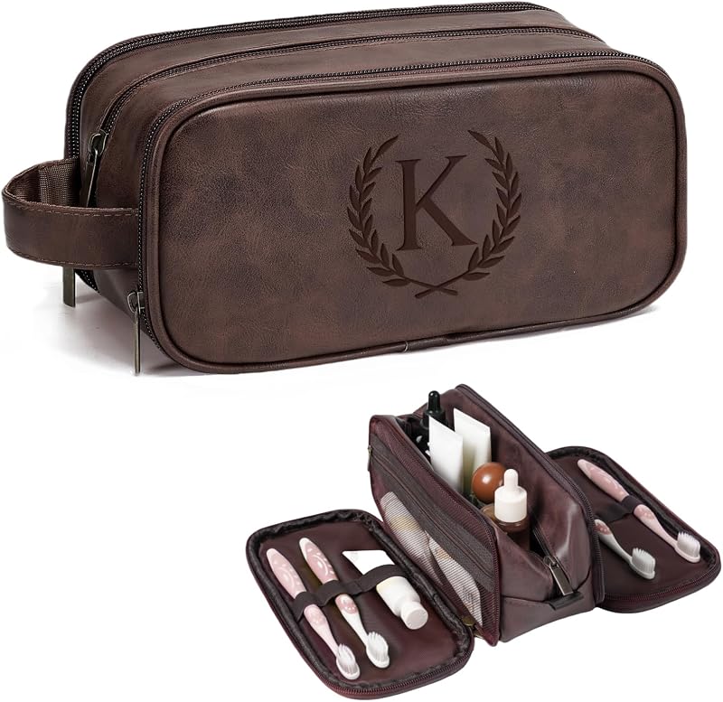 Necessaire de viagem Janhavi em couro PU com inicial gravada, marrom-escuro K