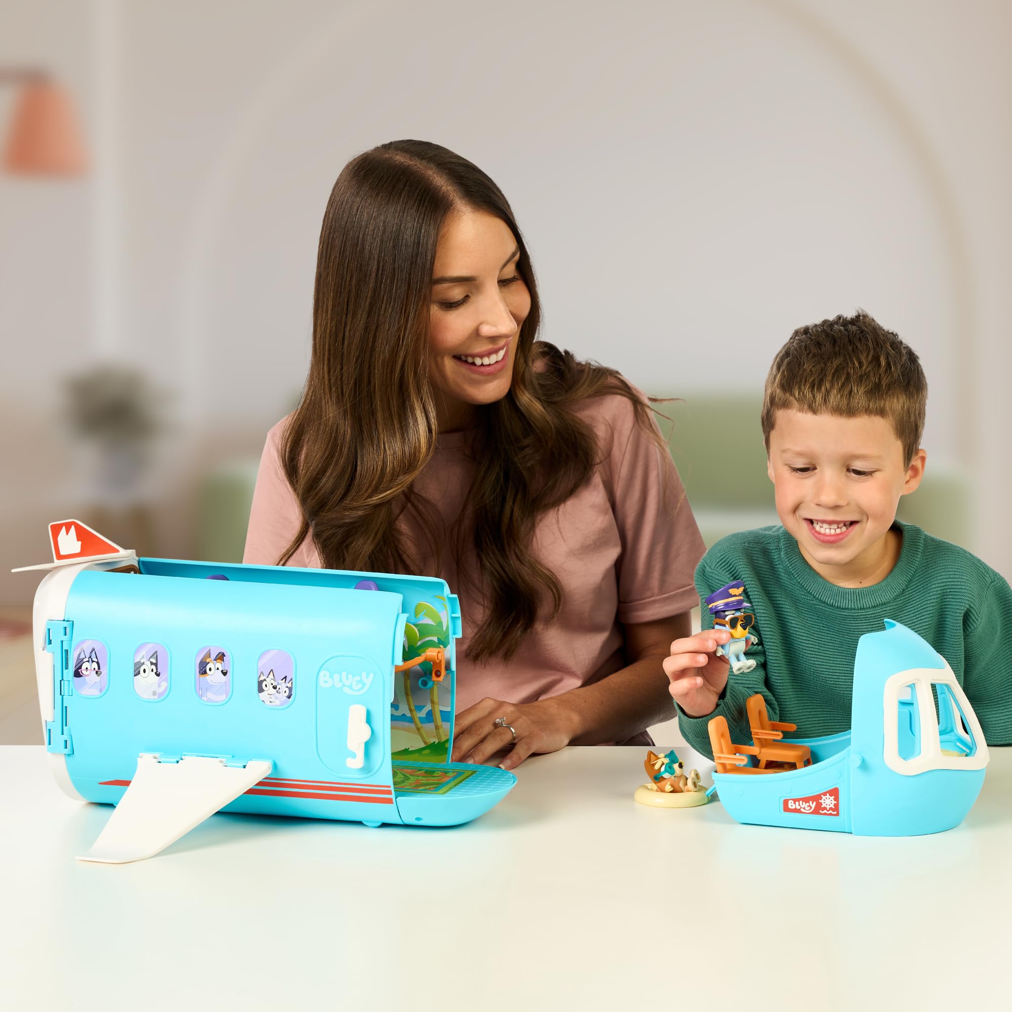 BLUEY - 3-in-1-Flugzeug, Pilot und Bingo gehen in den Urlaub und das Flugzeug verwandelt Sich in Hotel, Boot und Strand, 10 Zubehörteile, Spielzeug mit Sounds, ab 3 Jahren, Berühmt (BLY75000)