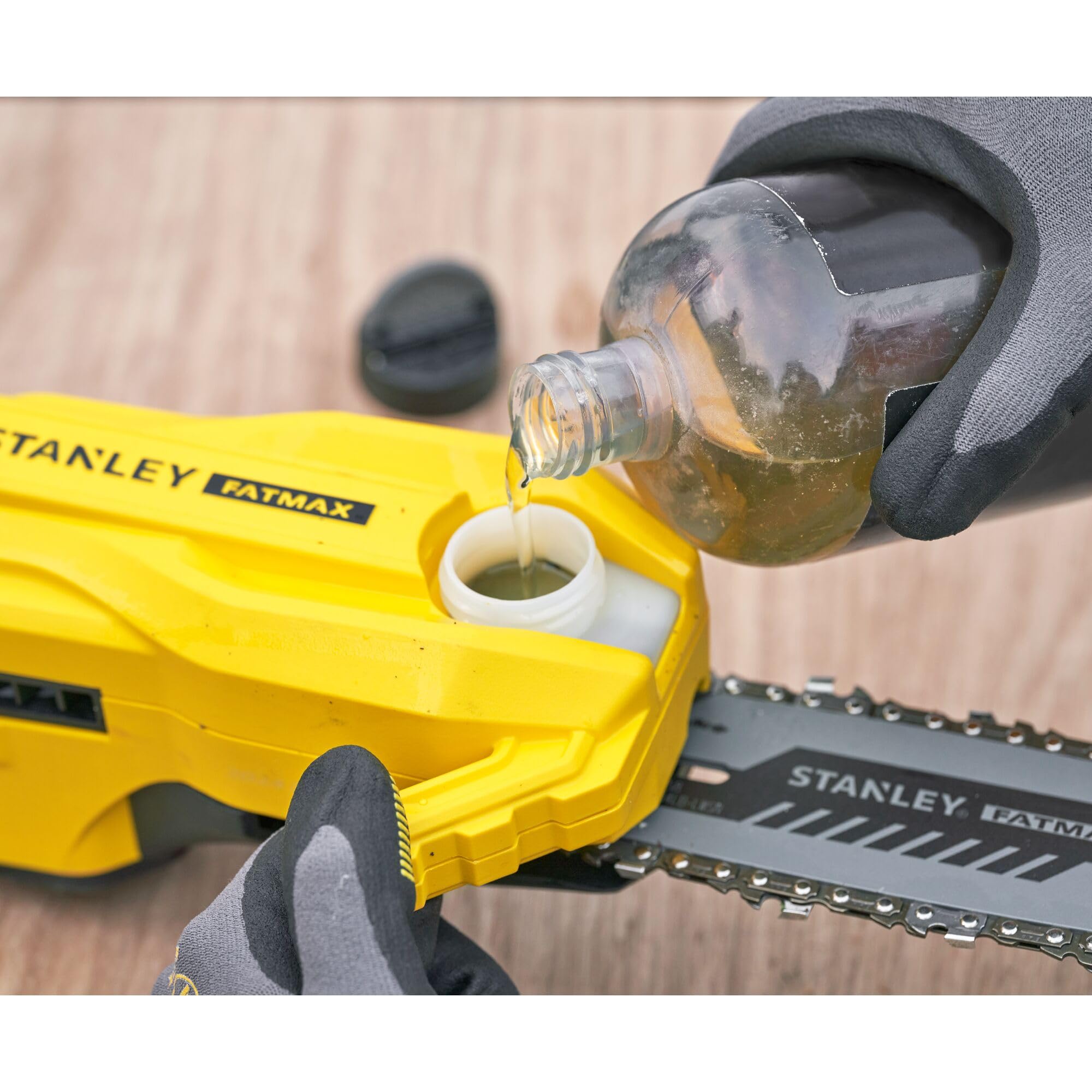 Sierra de pértiga brushless 18V STANLEY FATMAX V20 20cm con batería de 4Ah y cargador, SFMCPS720M1-QW