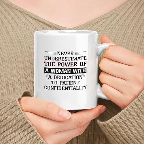 Miniatura 131 de Taza de cerámica blanca de 11 oz de regalo para mujer, nunca subestimes el poder de la mujer con un regalo para liderazgo y tutoría en atención