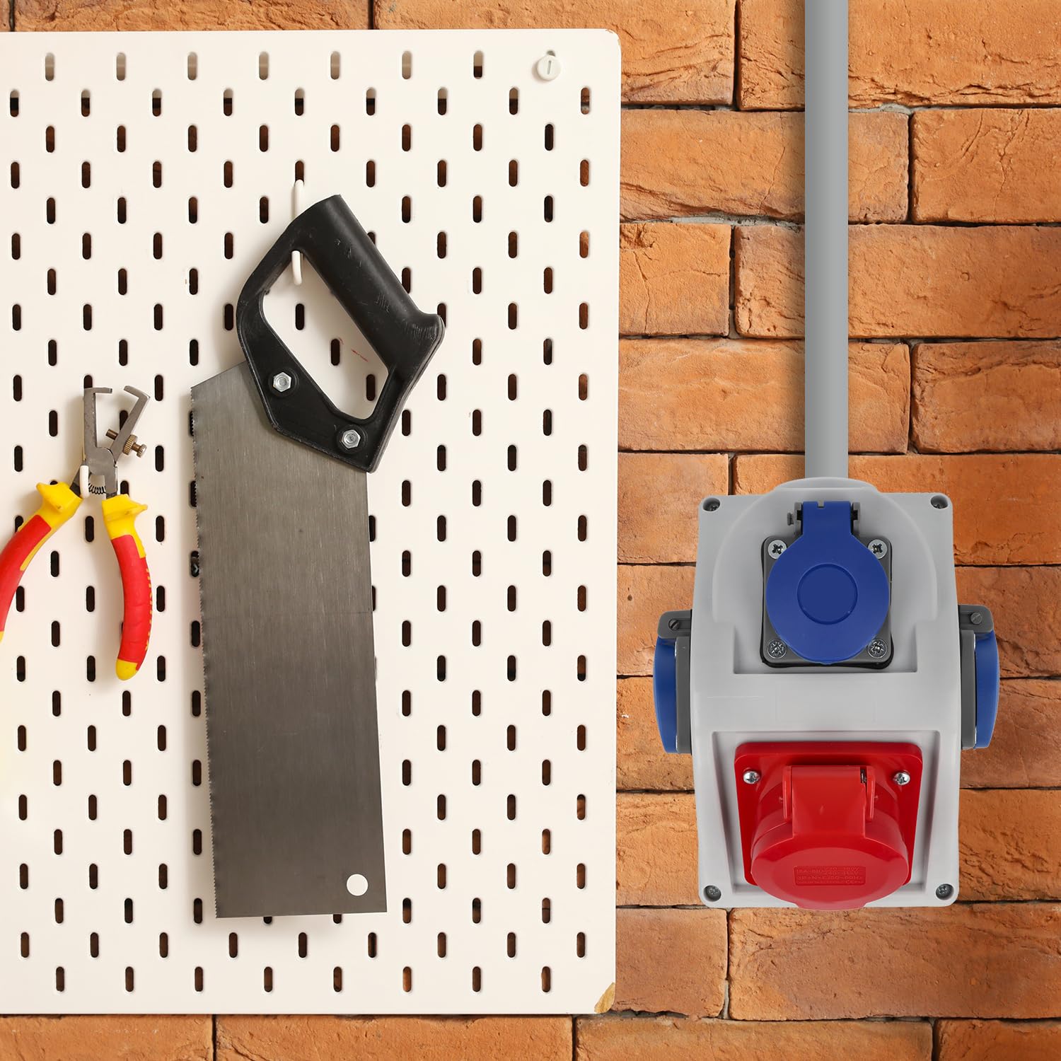 EBROM CEE-Verteilerdose – 1x CEE 16A 5P 400V + 3x Schuko 16A 230V IP44 | spritzwassergeschützt – Vorverkabelt & anschlussfertig – Robustes Gehäuse – Hochwertige Industriequalität