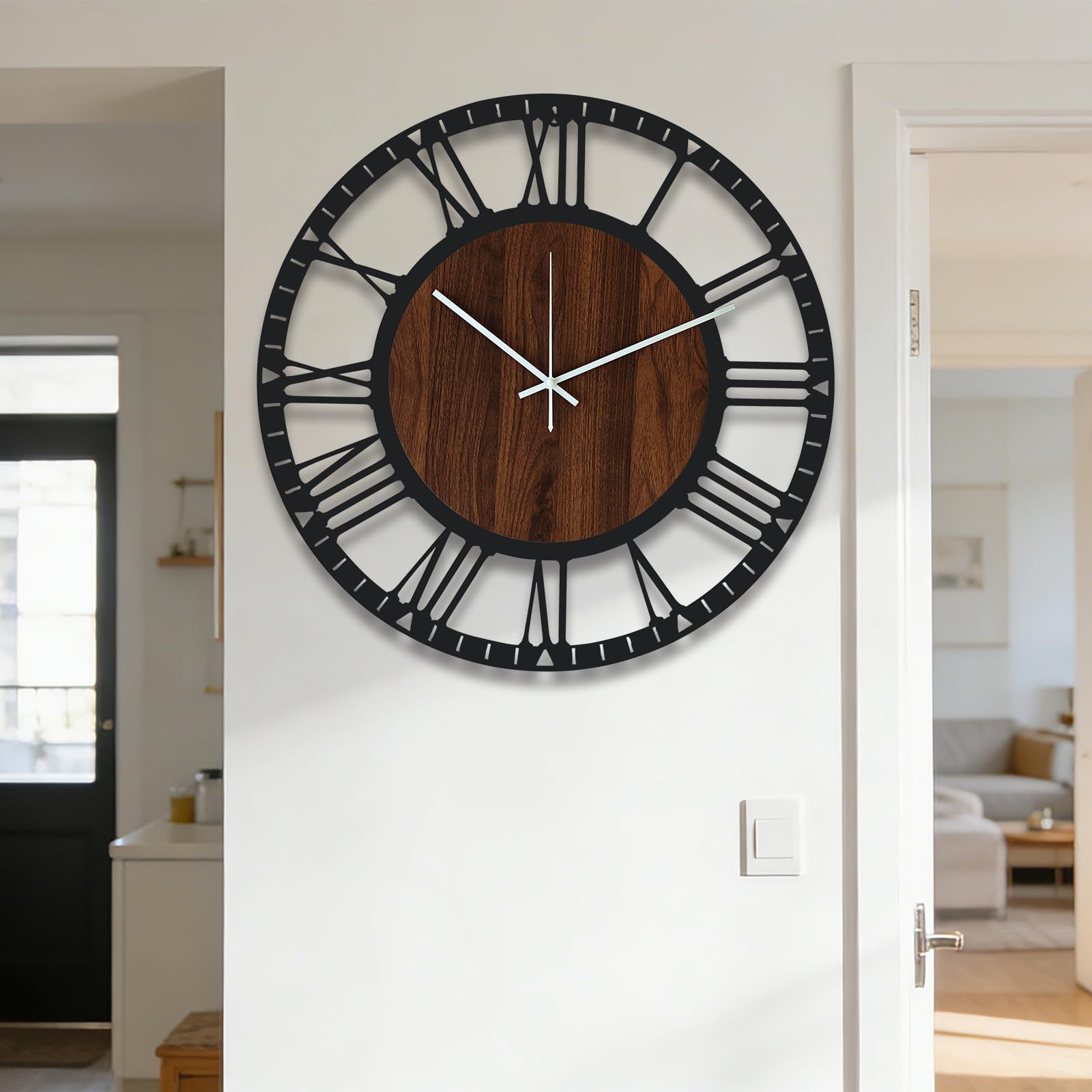 Horloge murale en métal doré au design minimaliste et finitions luxe