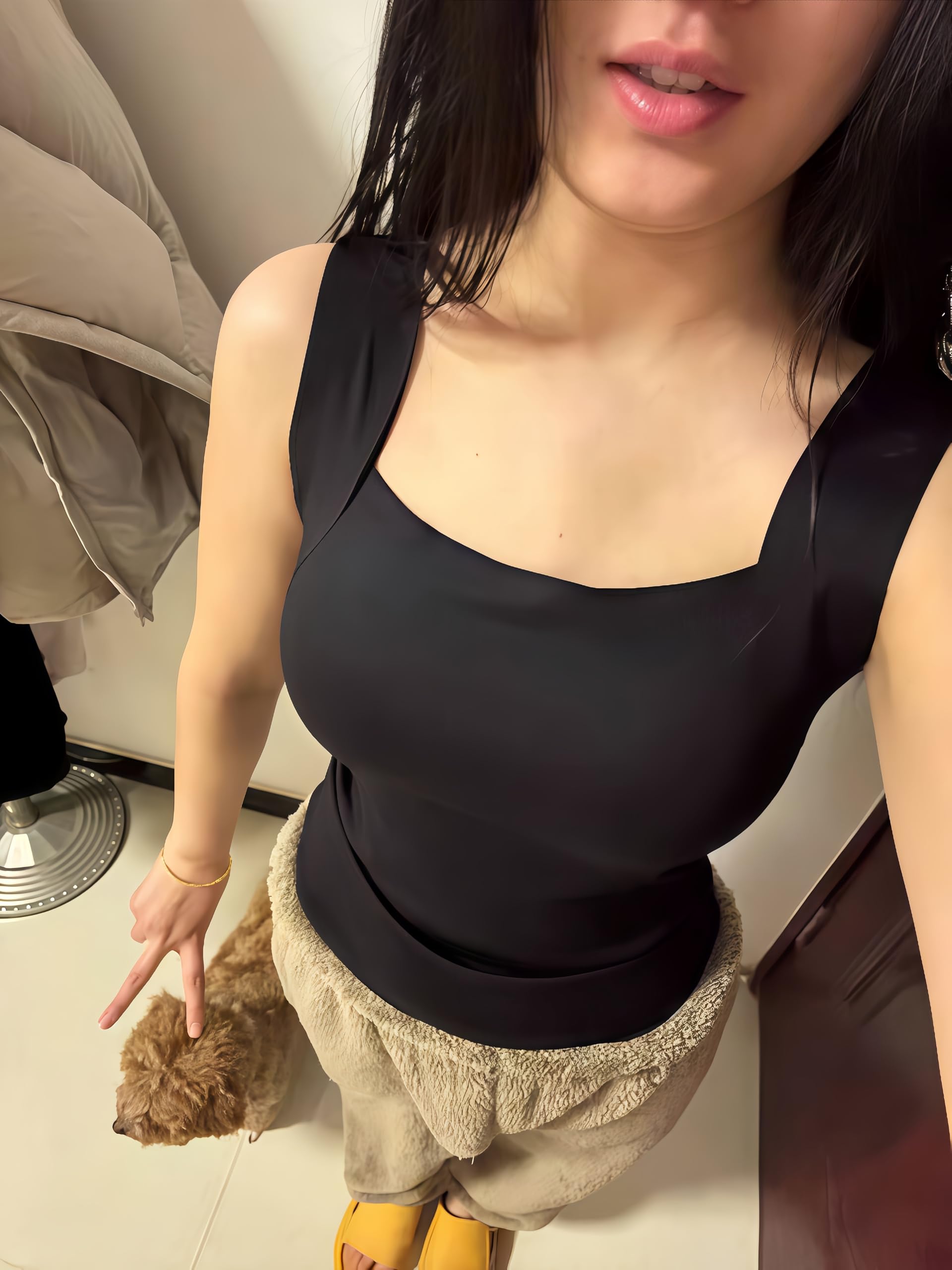 Revellx Débardeur Femme sans Manches avec Soutien-Gorge Intégré, Col en U sans Couture, Haut Extensible et Galbant, Débardeur de Sport et de Yoga, Coupe Ajustée pour Entraînement Confortable