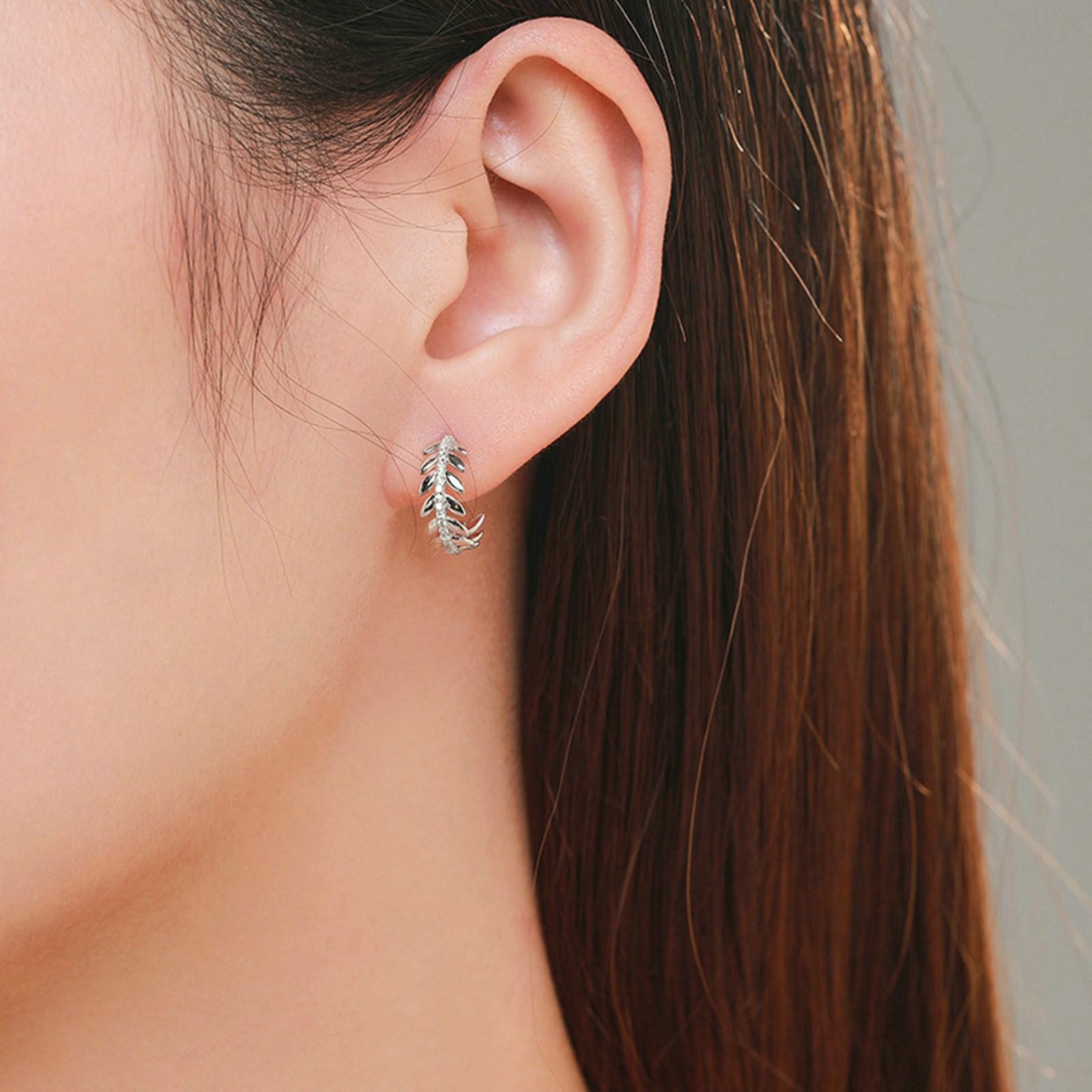 Pendientes de tuerca de oro blanco de 9 quilates, 14 quilates, 18 quilates, para mujer, hojas con diamante, sin níquel, para dama de honor
