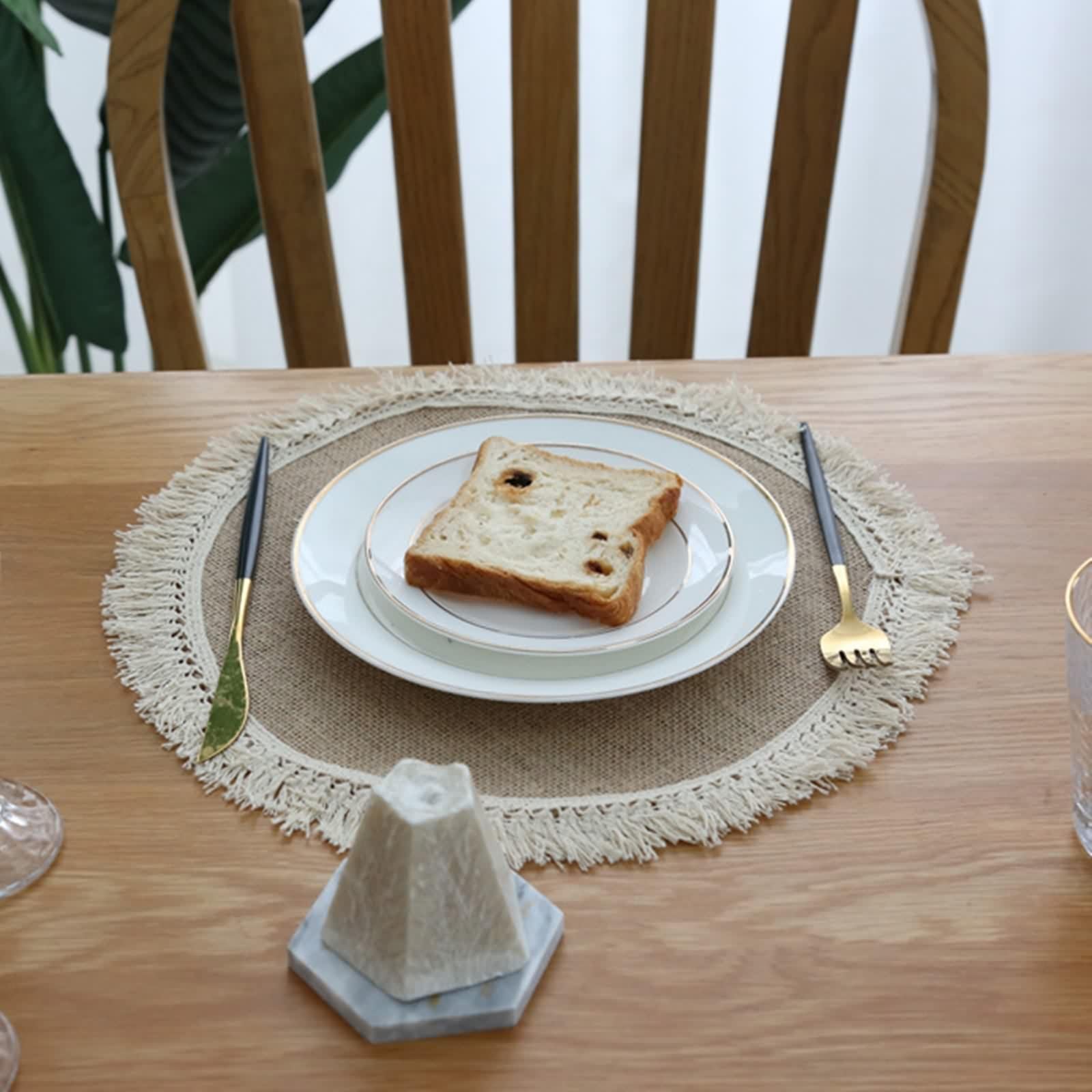 Brązowy zestaw stołowy, pod talerzykami Zestaw 10 jednolitych kolorów z bawełnianymi i lnianymi pomponami pod talerzem 30 cm